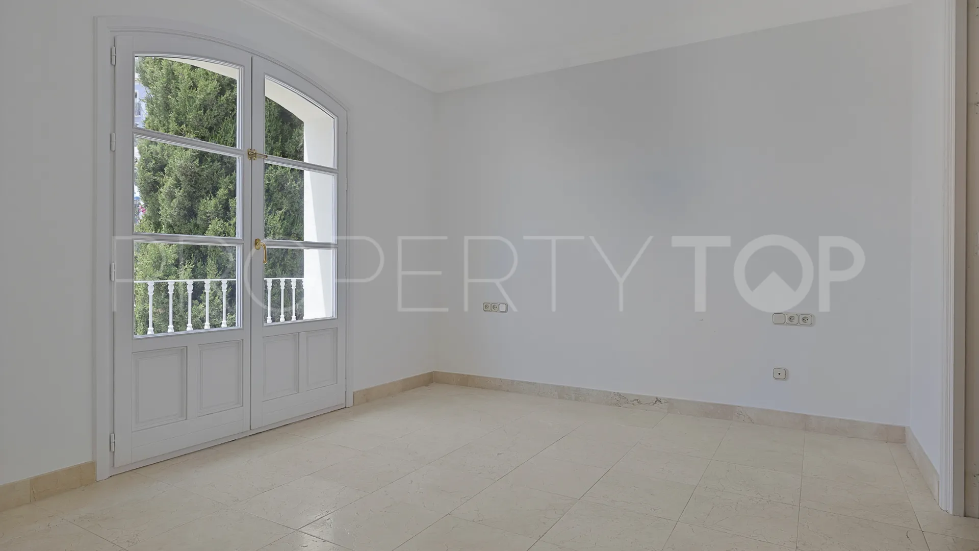 Town house for sale in Benahavis