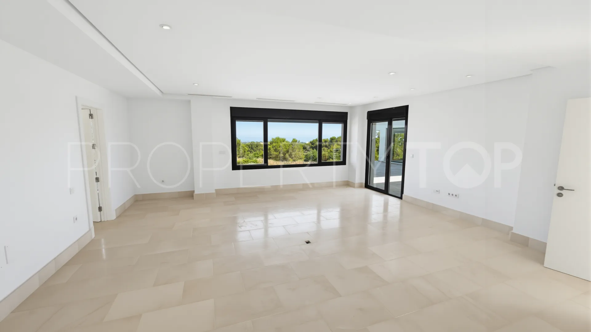 For sale 6 bedrooms villa in La Reserva