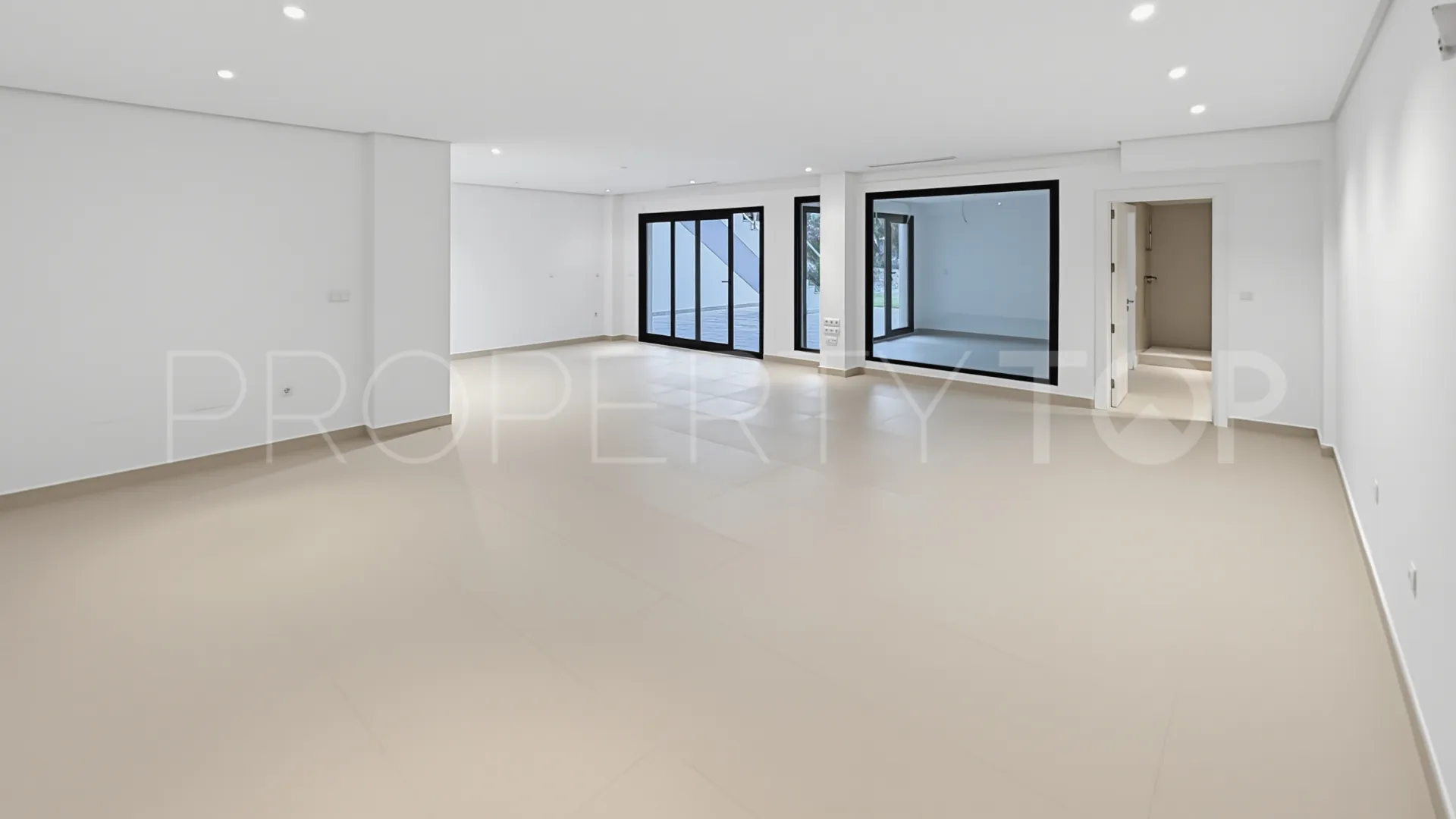 For sale 6 bedrooms villa in La Reserva