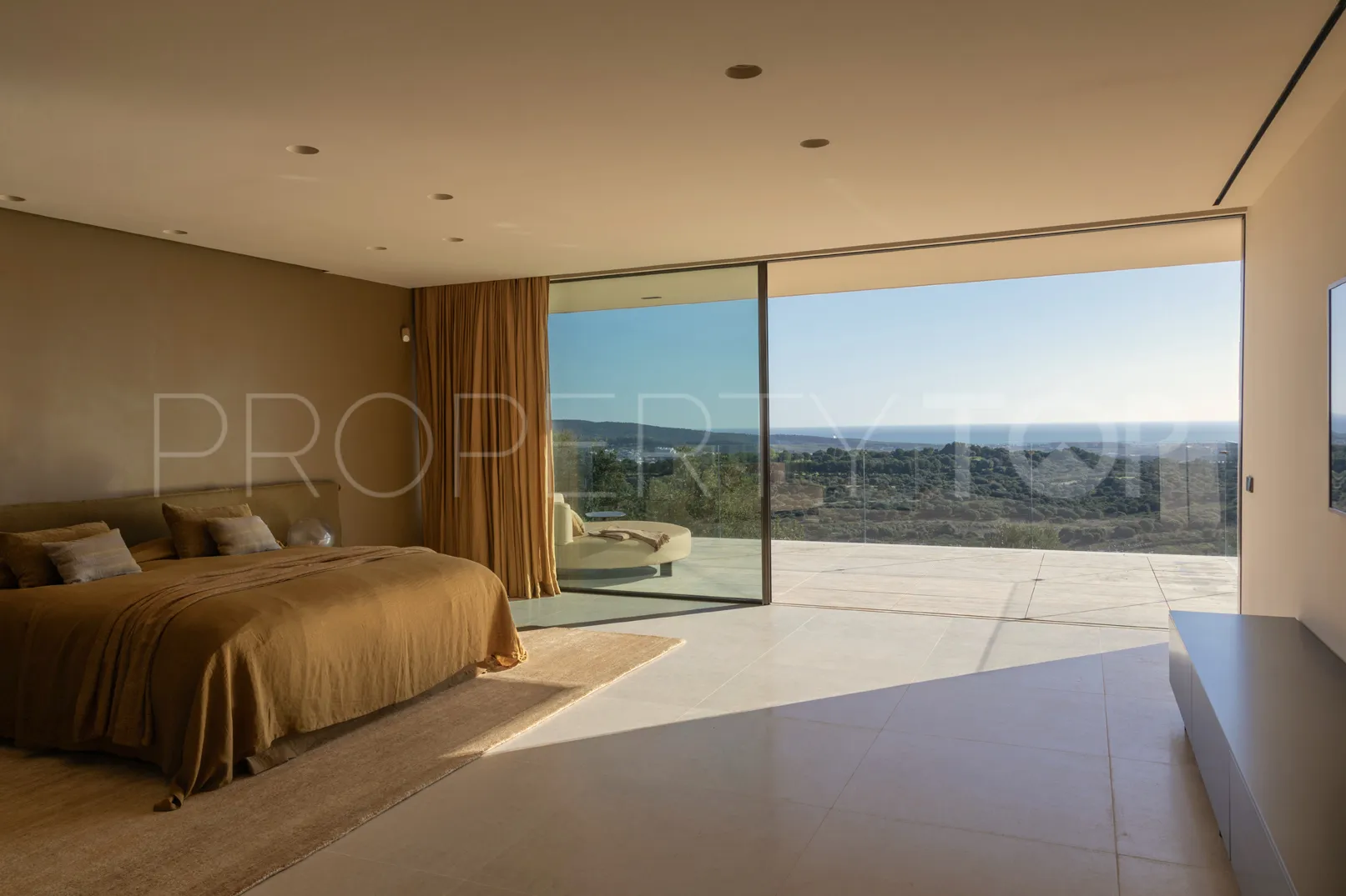 Se vende villa en La Reserva de 8 dormitorios