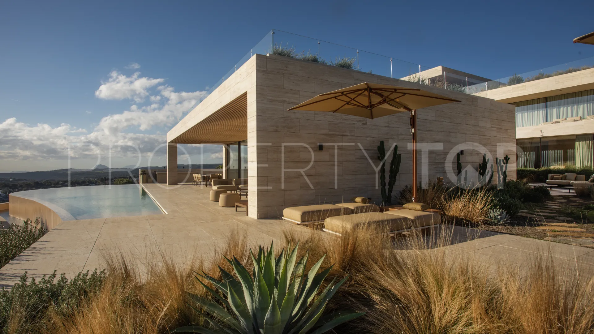 Se vende villa en La Reserva de 8 dormitorios