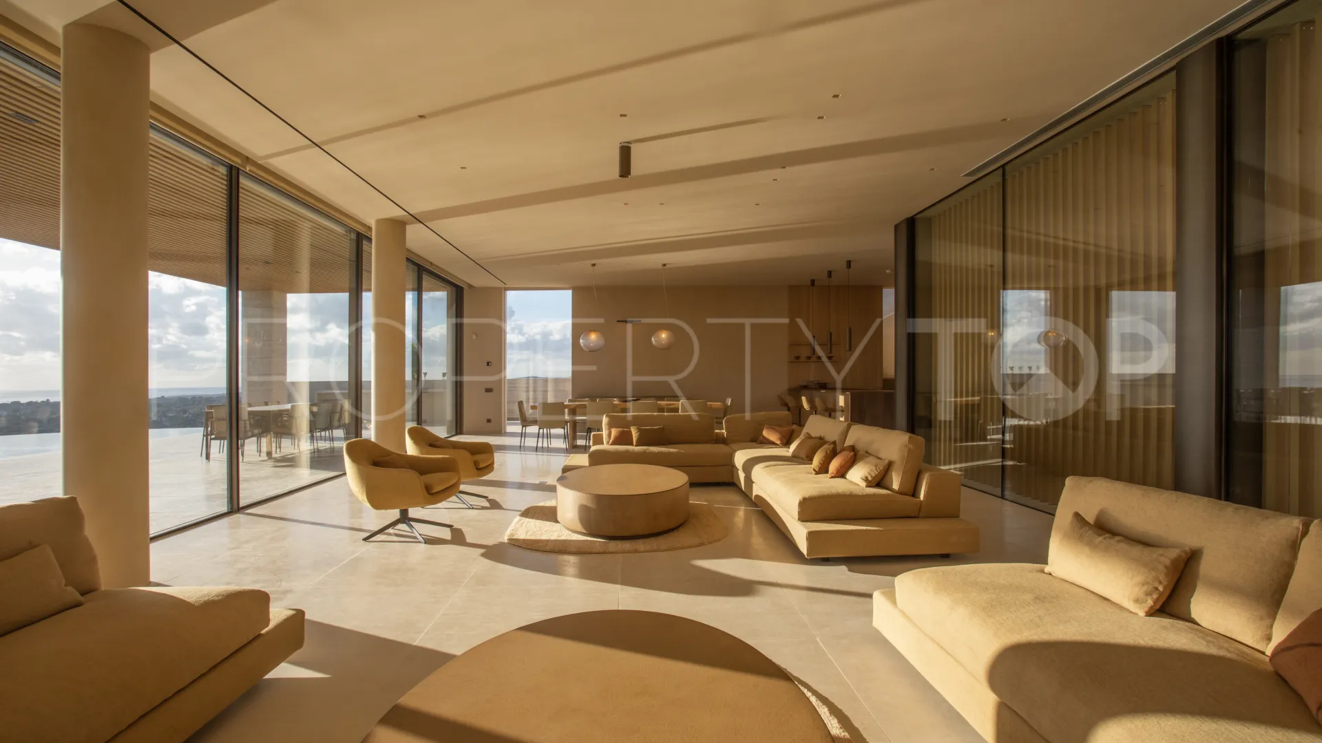 Se vende villa en La Reserva de 8 dormitorios