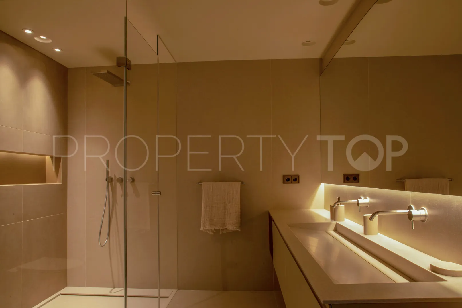 Se vende villa en La Reserva de 8 dormitorios