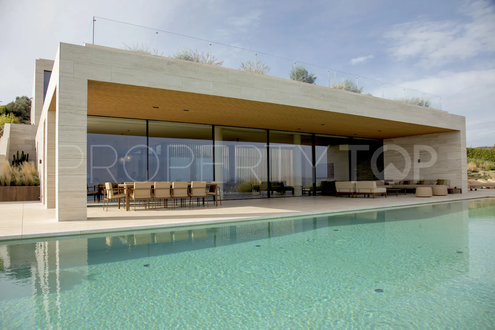 Se vende villa en La Reserva de 8 dormitorios