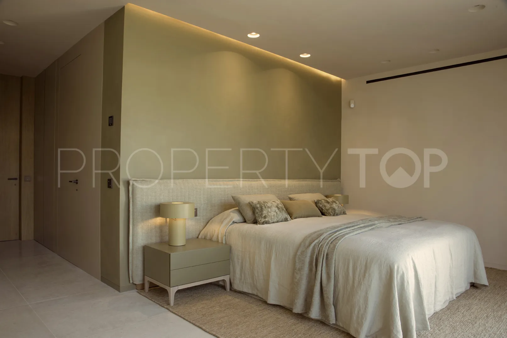 Se vende villa en La Reserva de 8 dormitorios