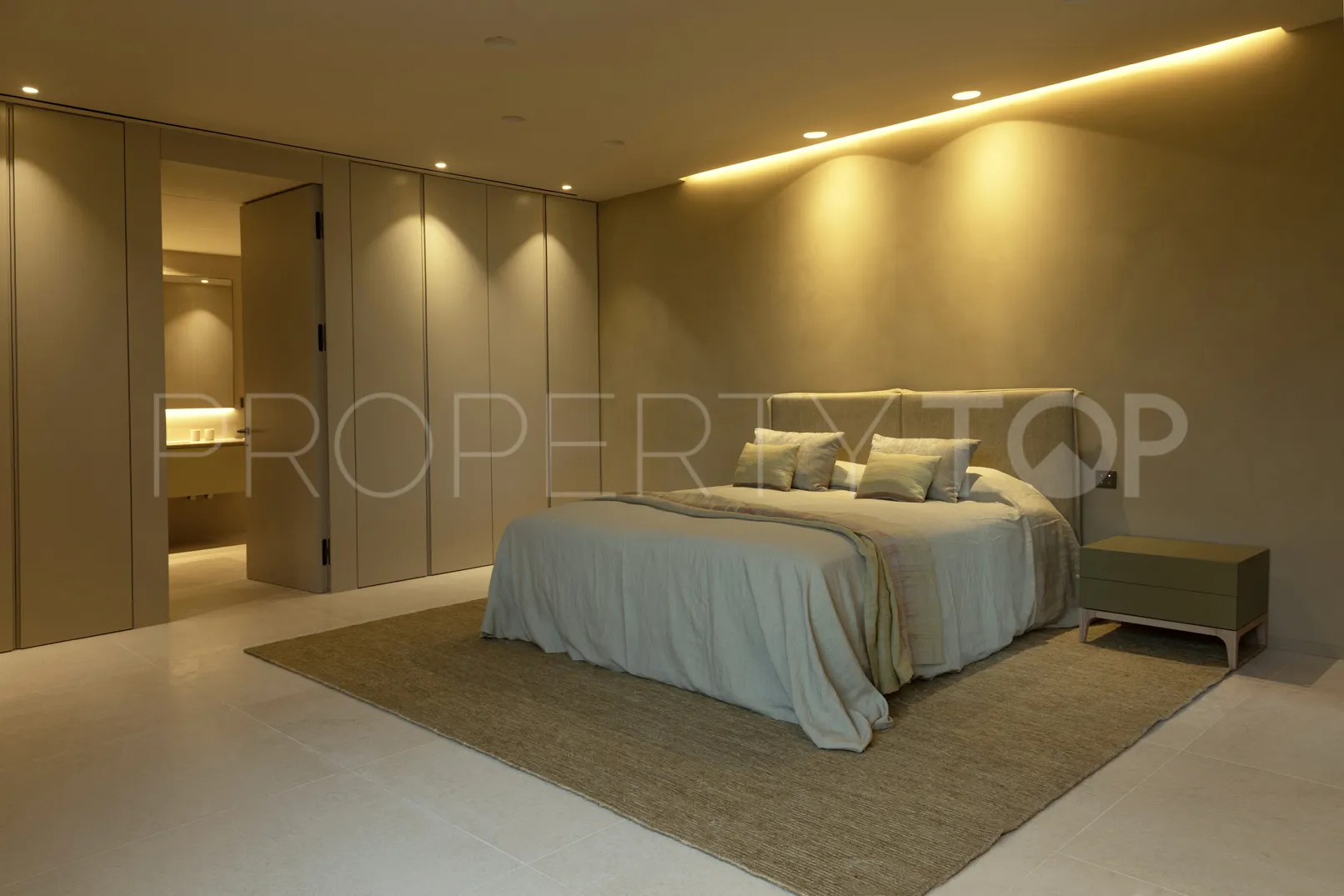 Se vende villa en La Reserva de 8 dormitorios