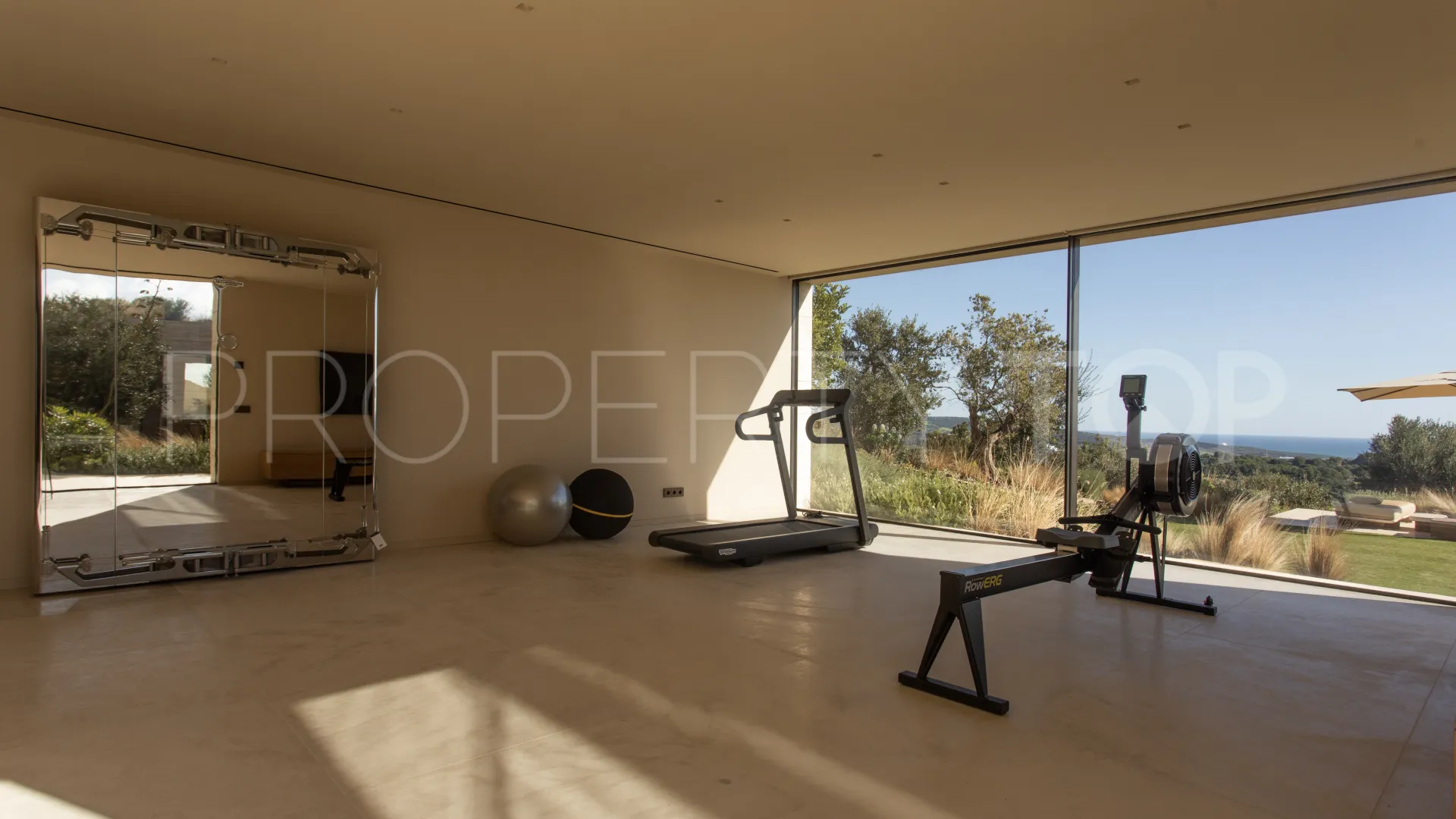 Se vende villa en La Reserva de 8 dormitorios