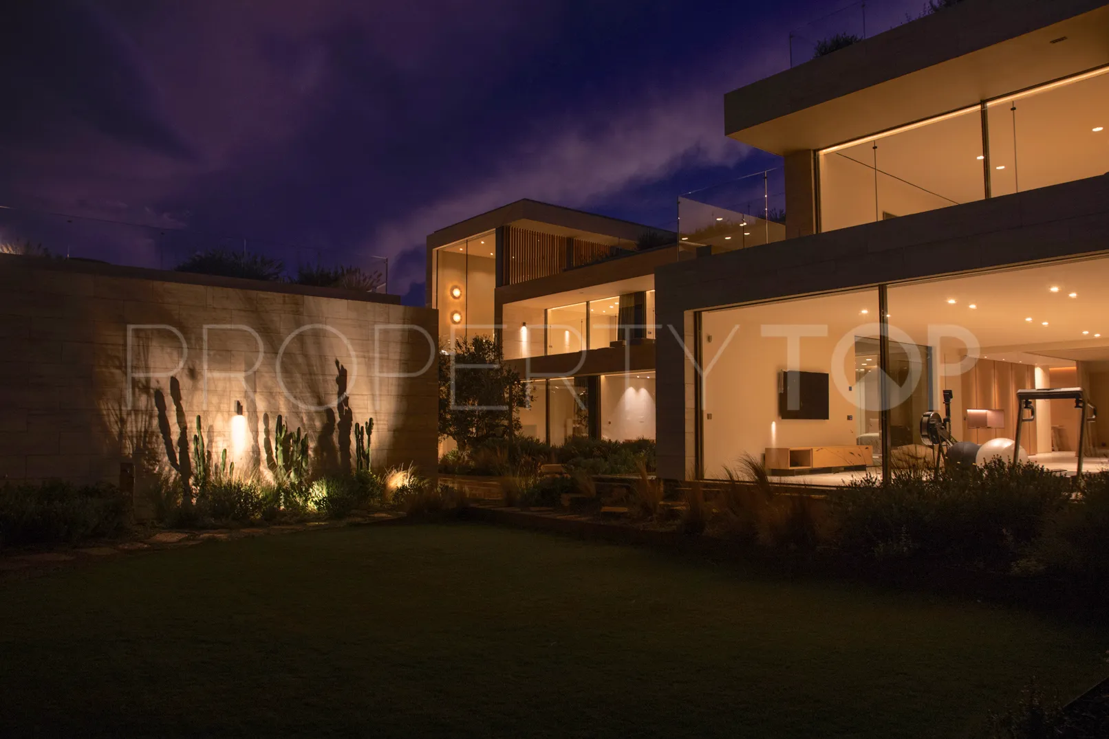 Se vende villa en La Reserva de 8 dormitorios