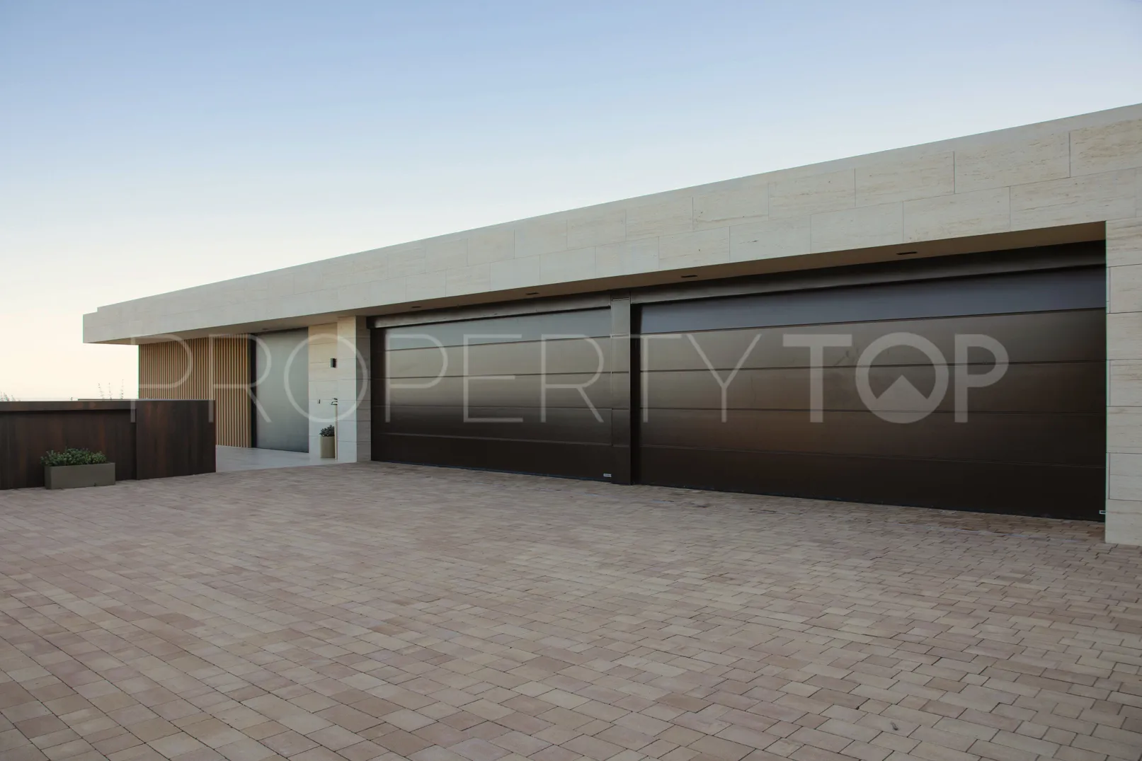 Se vende villa en La Reserva de 8 dormitorios