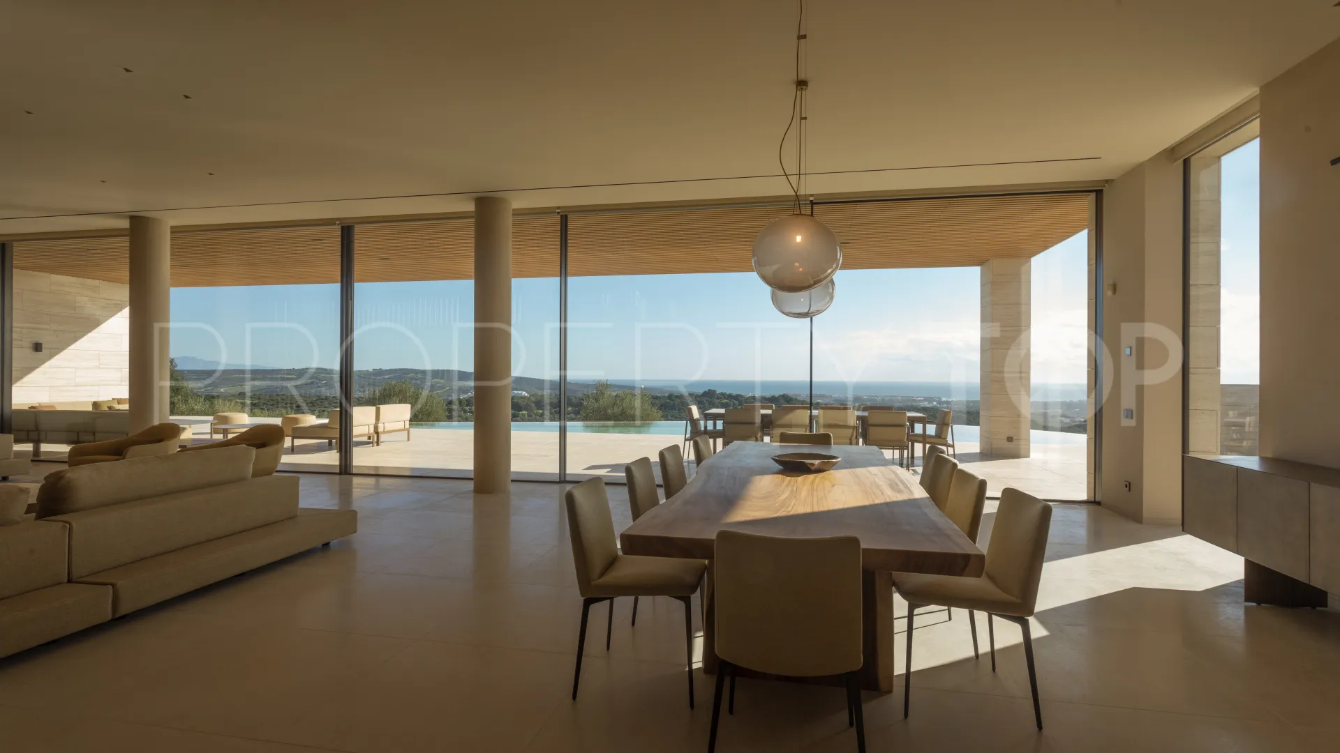 Se vende villa en La Reserva de 8 dormitorios