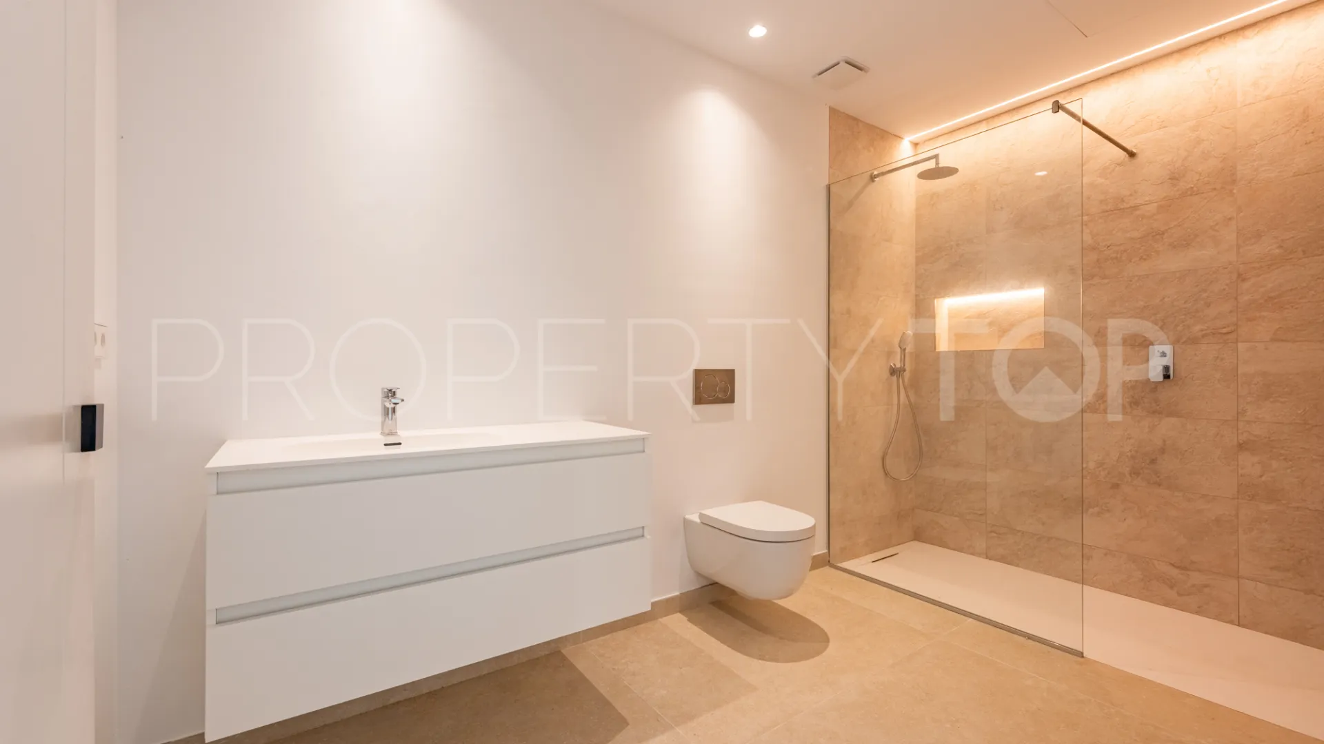 Zona F, villa en venta de 5 dormitorios