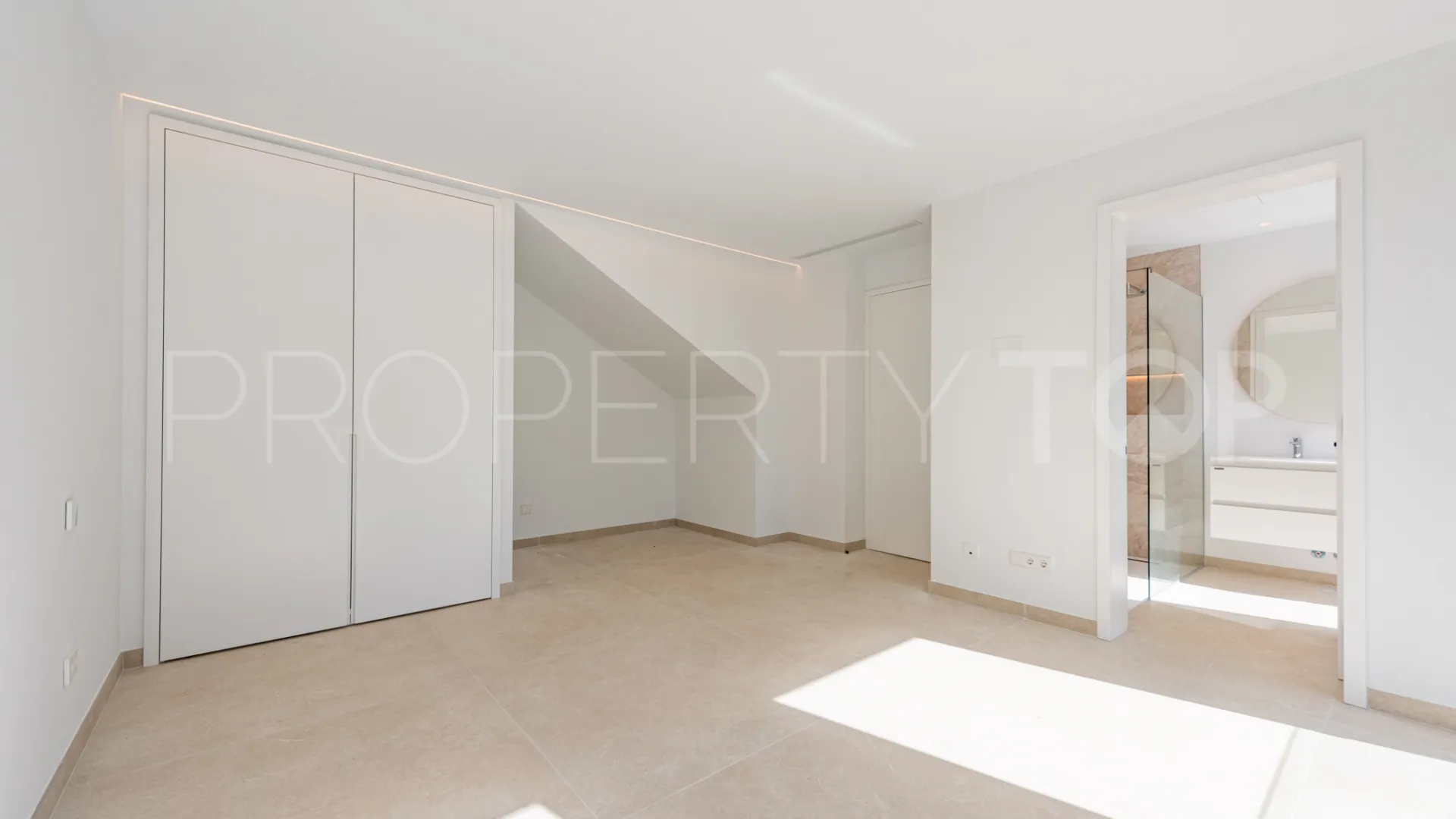 Zona F, villa en venta de 5 dormitorios