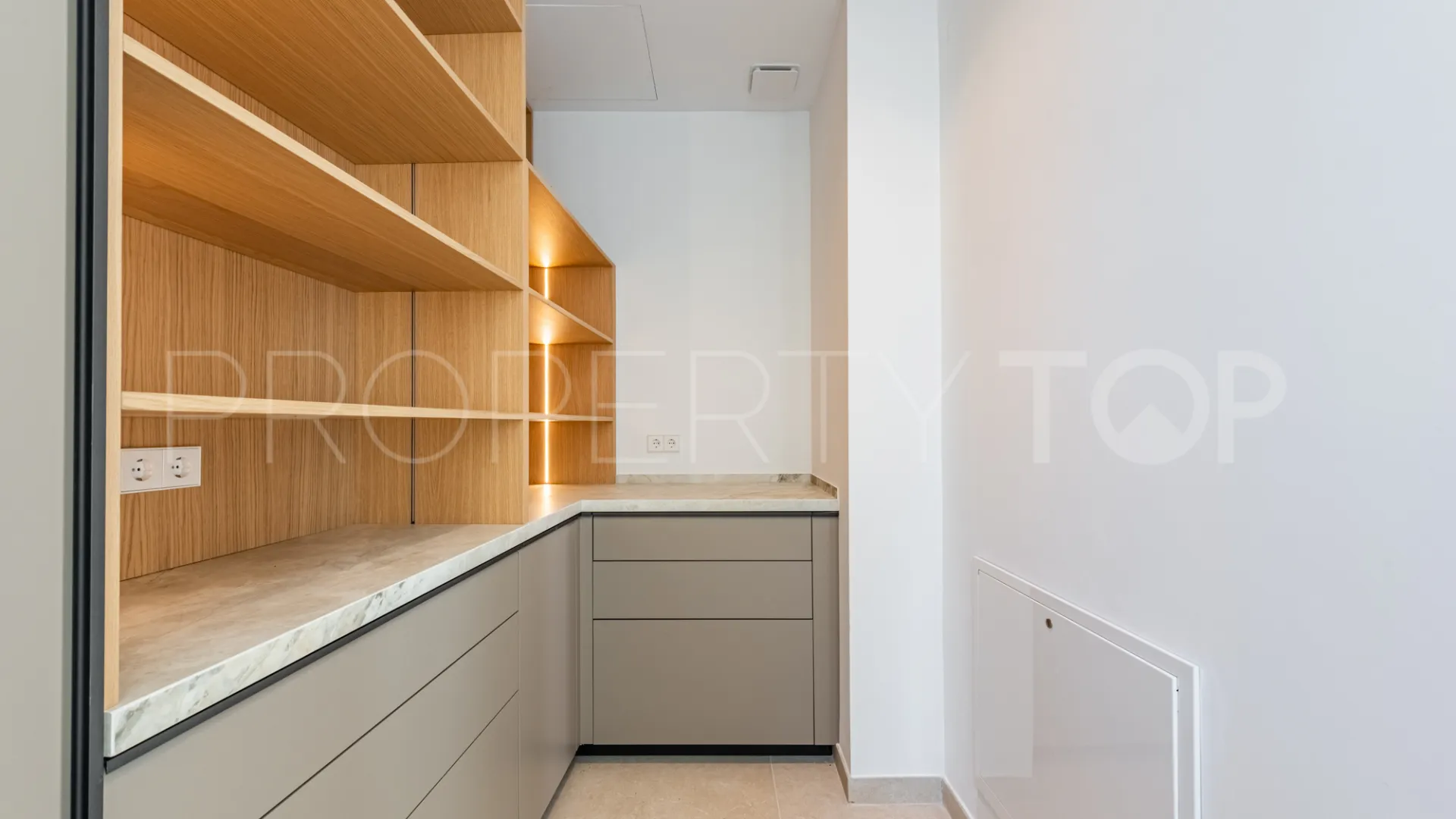 Zona F, villa en venta de 5 dormitorios