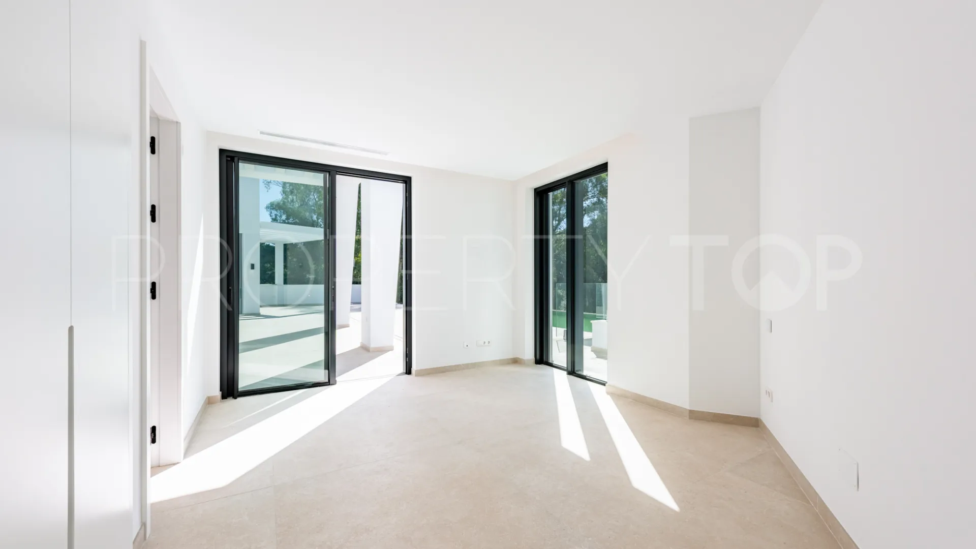 Zona F, villa en venta de 5 dormitorios