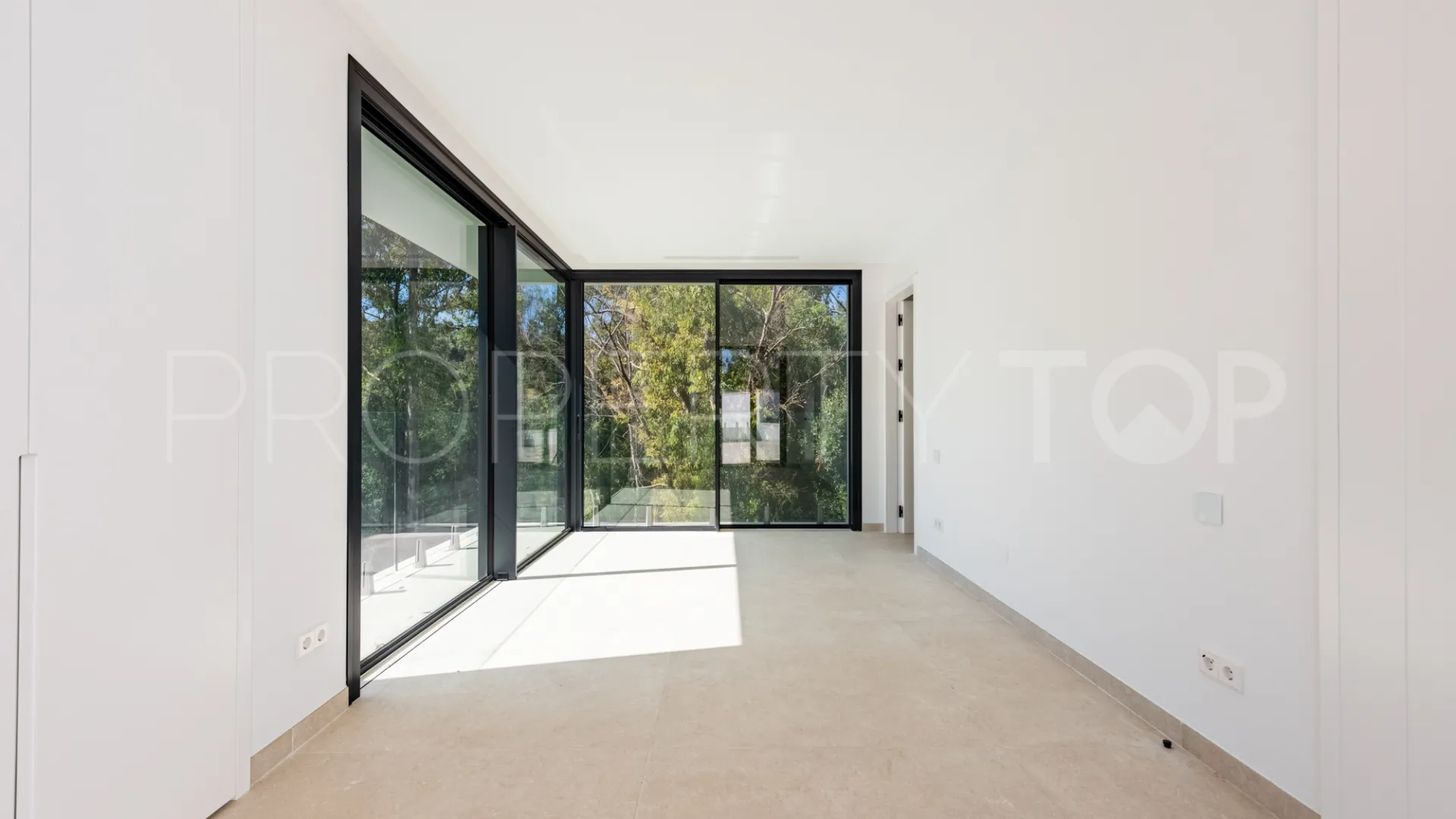 Zona F, villa en venta de 5 dormitorios