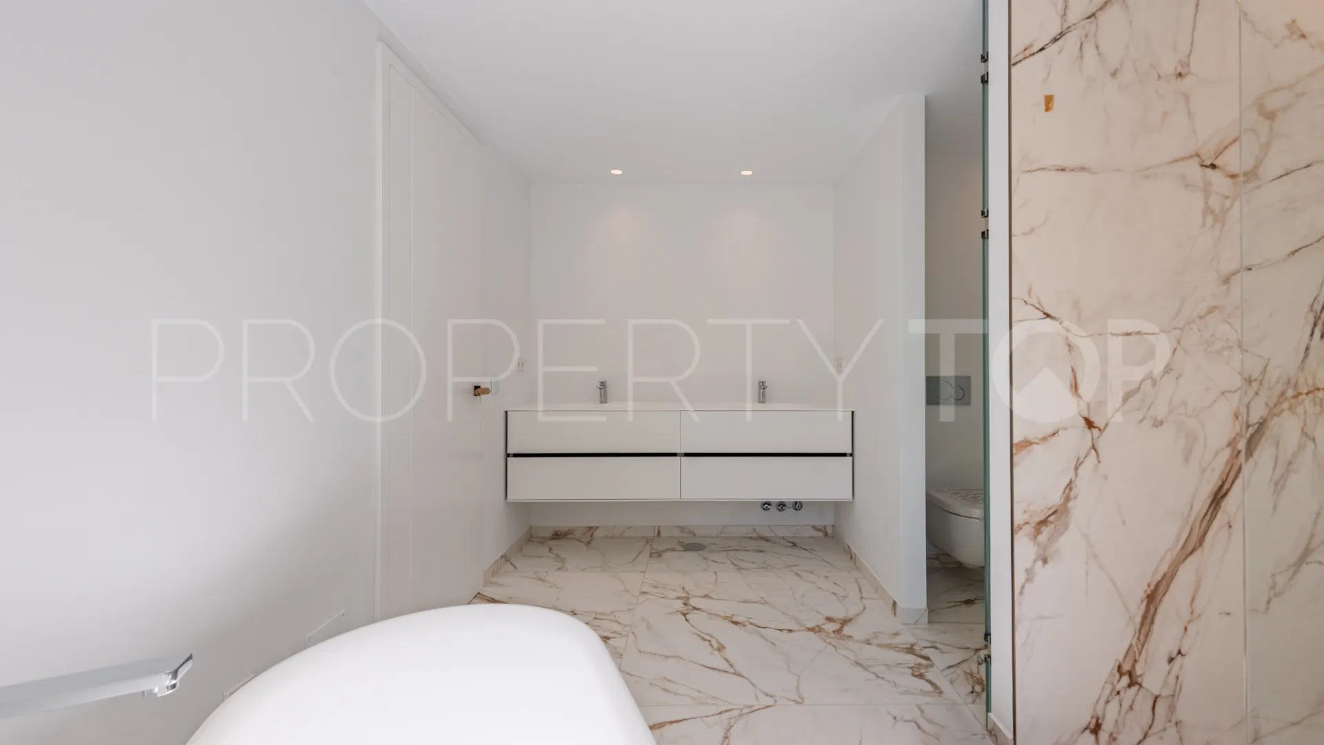 Zona F, villa en venta de 5 dormitorios