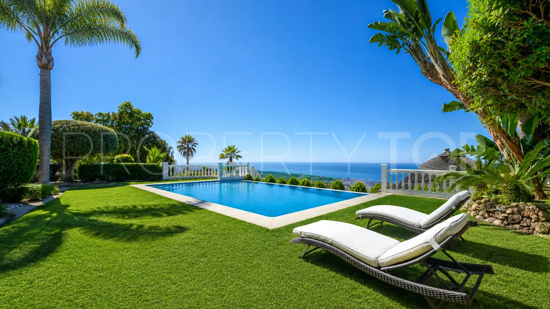 Villa for sale in Los Altos de los Monteros