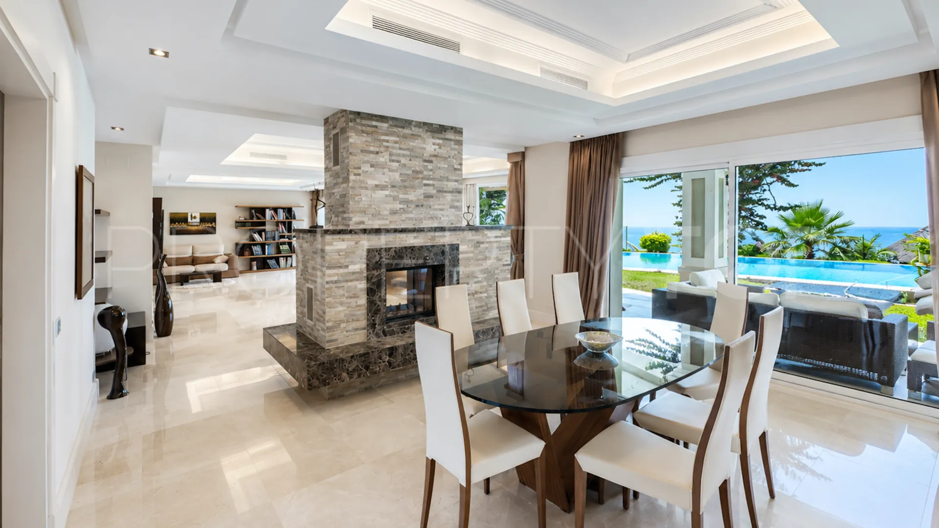 Villa for sale in Los Altos de los Monteros