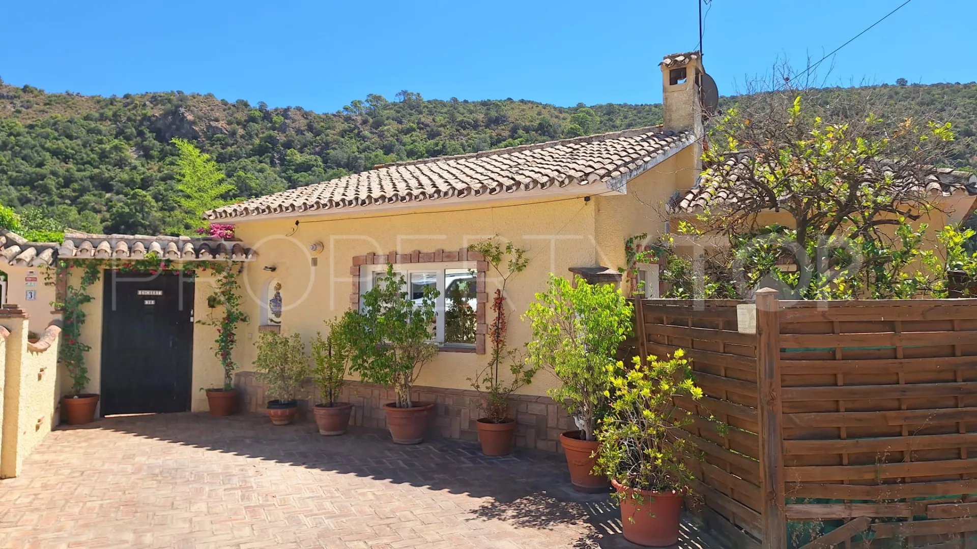 Villa for sale in Benahavis