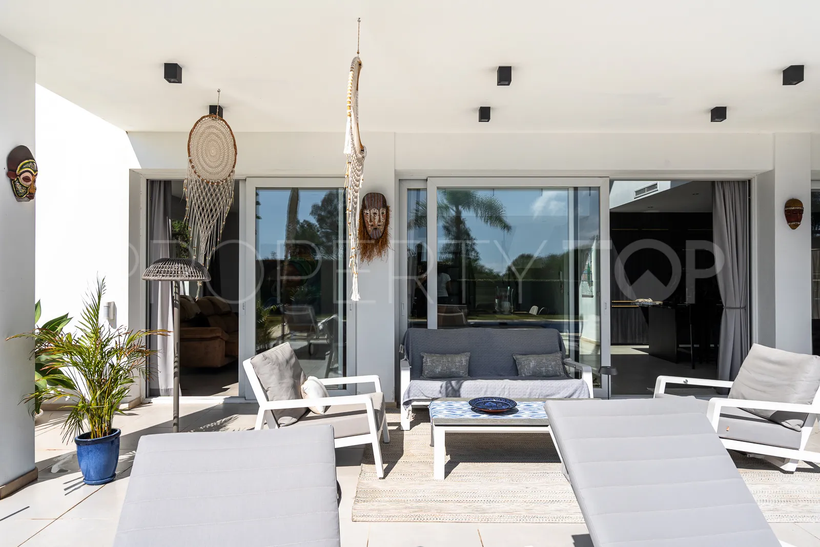 Buy La Quinta villa with 4 bedrooms