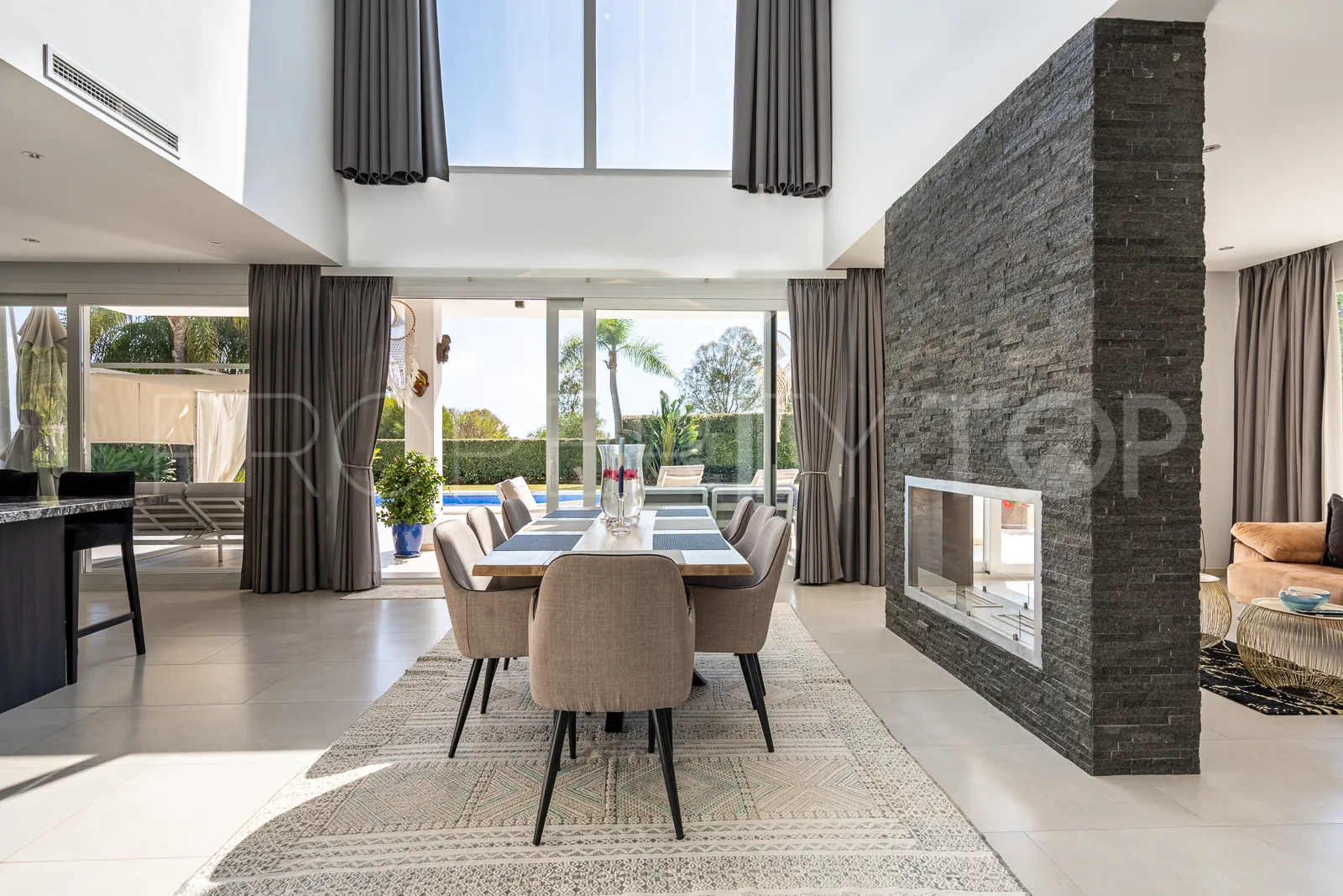 Buy La Quinta villa with 4 bedrooms