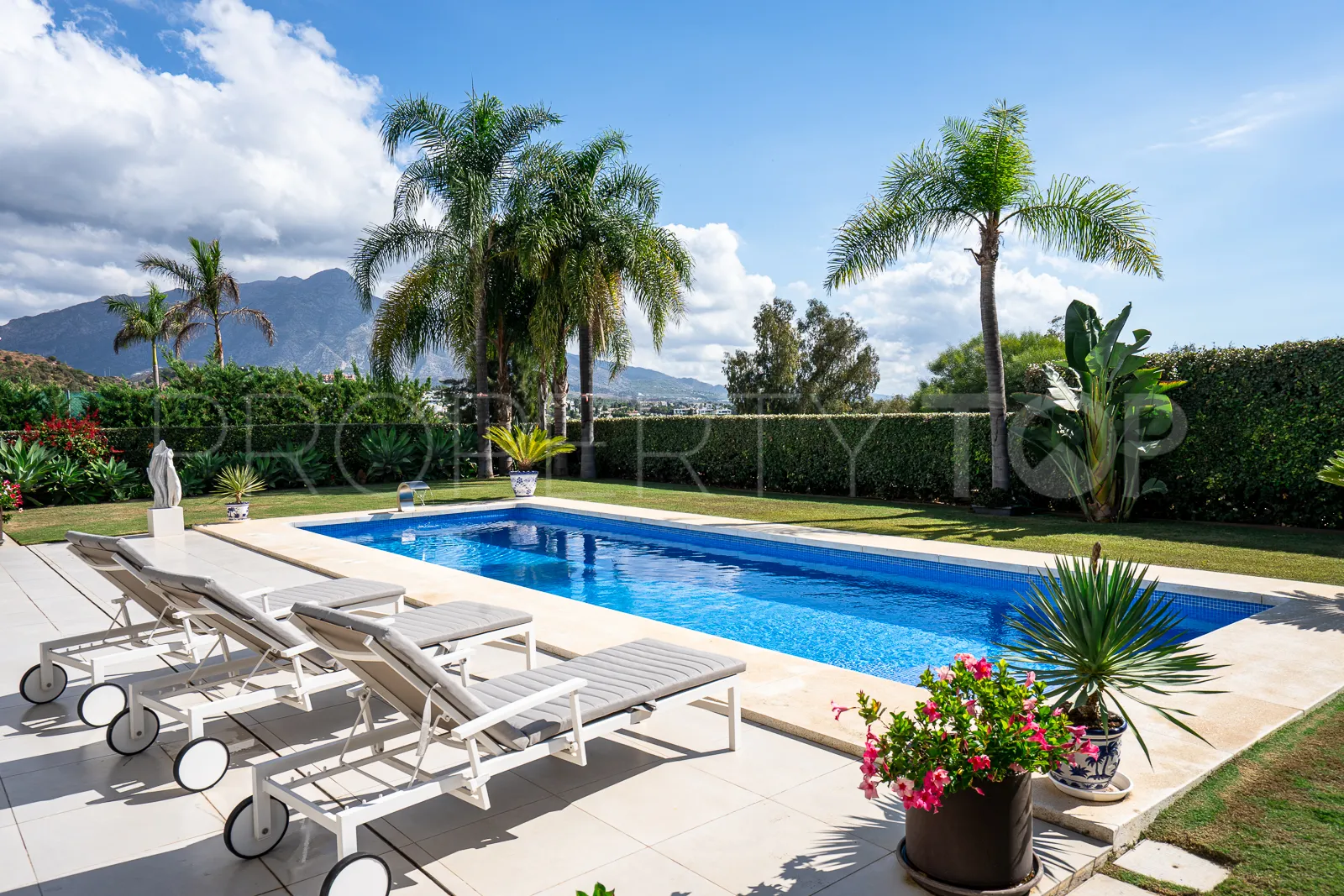 Buy La Quinta villa with 4 bedrooms