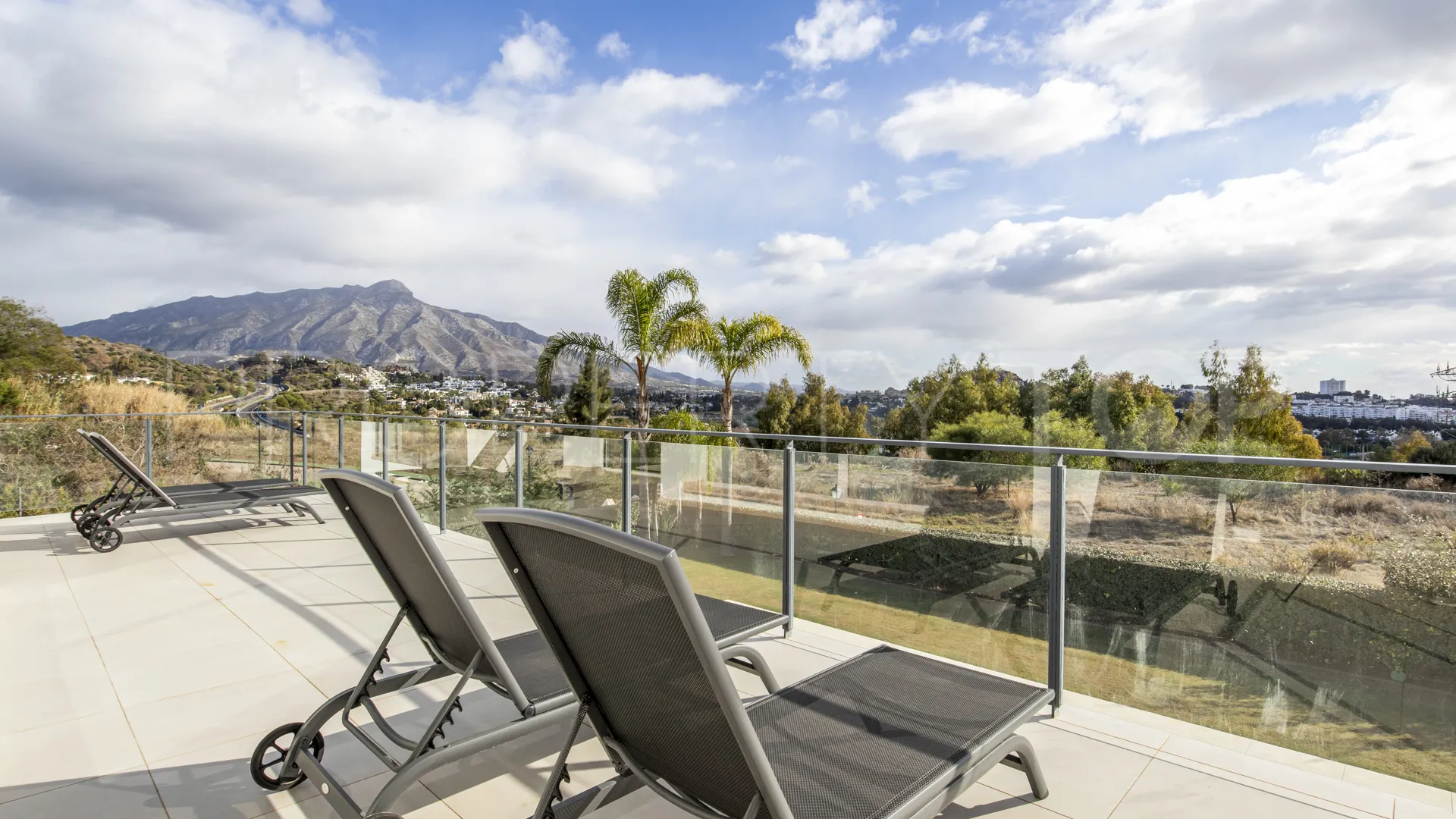 Buy La Quinta villa with 4 bedrooms