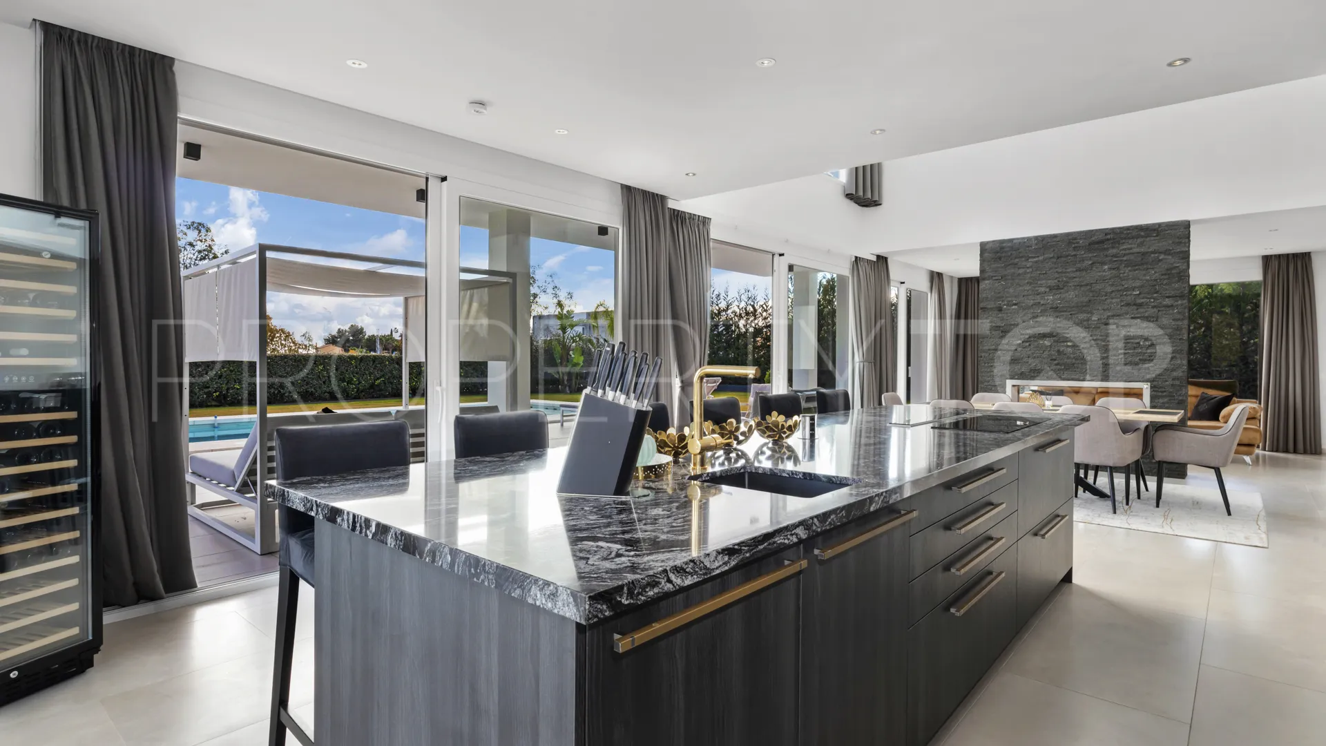 Buy La Quinta villa with 4 bedrooms