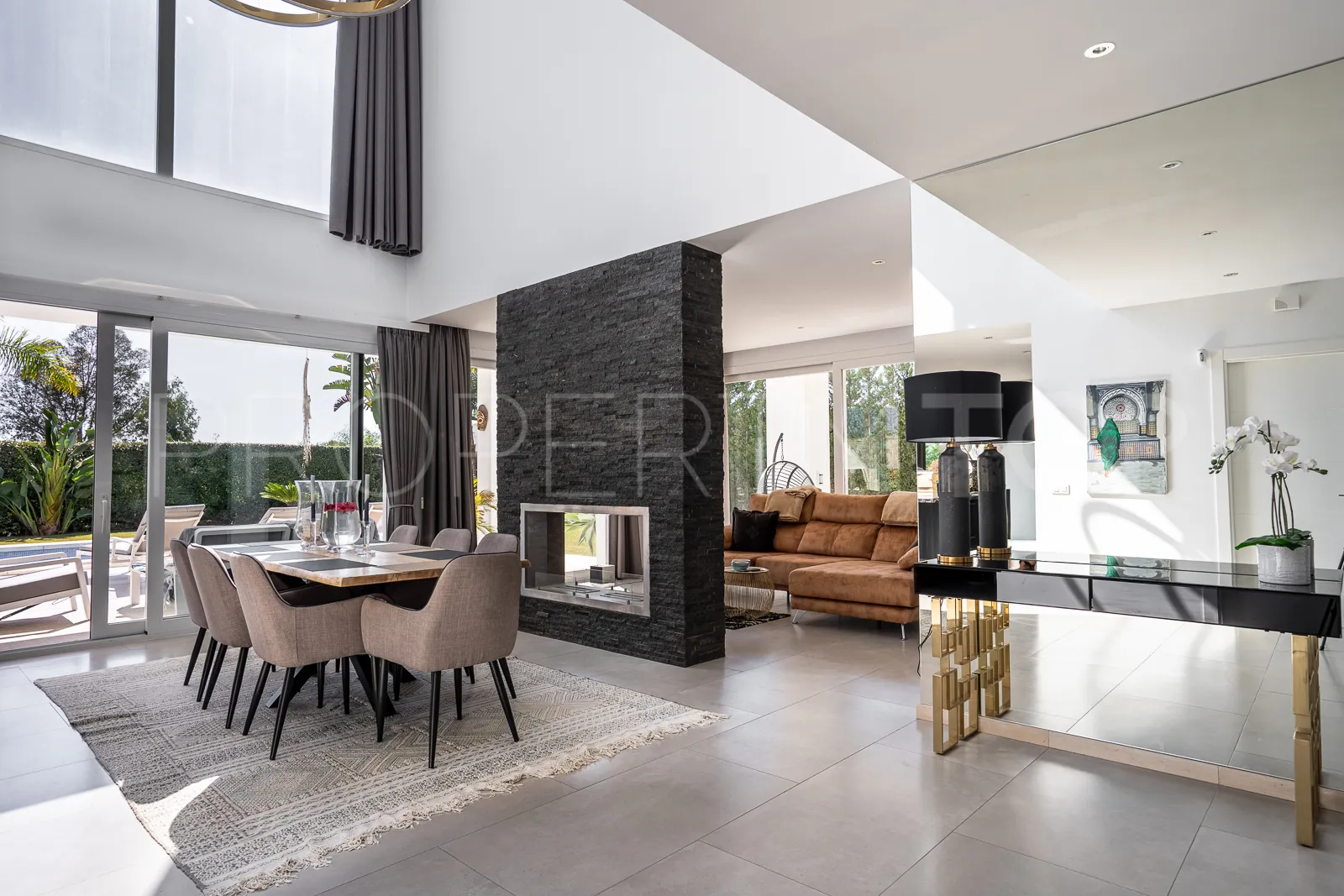 Buy La Quinta villa with 4 bedrooms