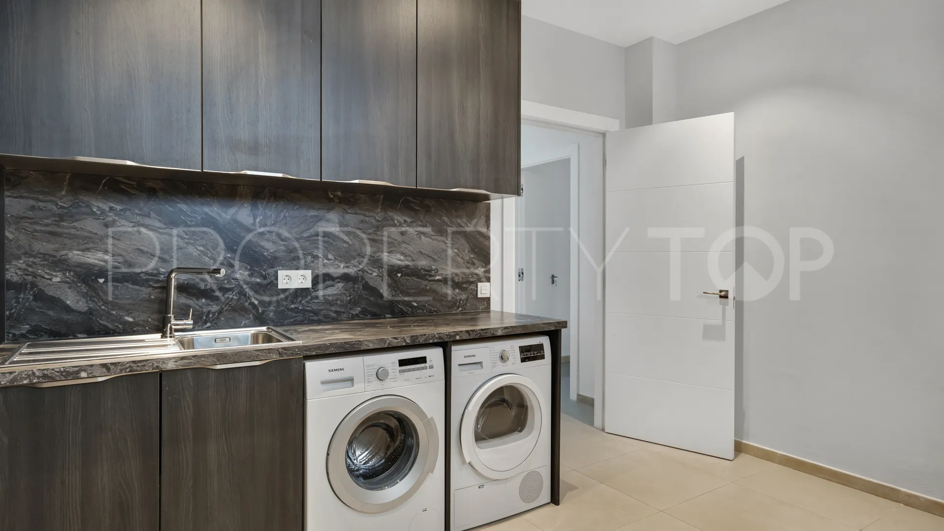 Buy La Quinta villa with 4 bedrooms