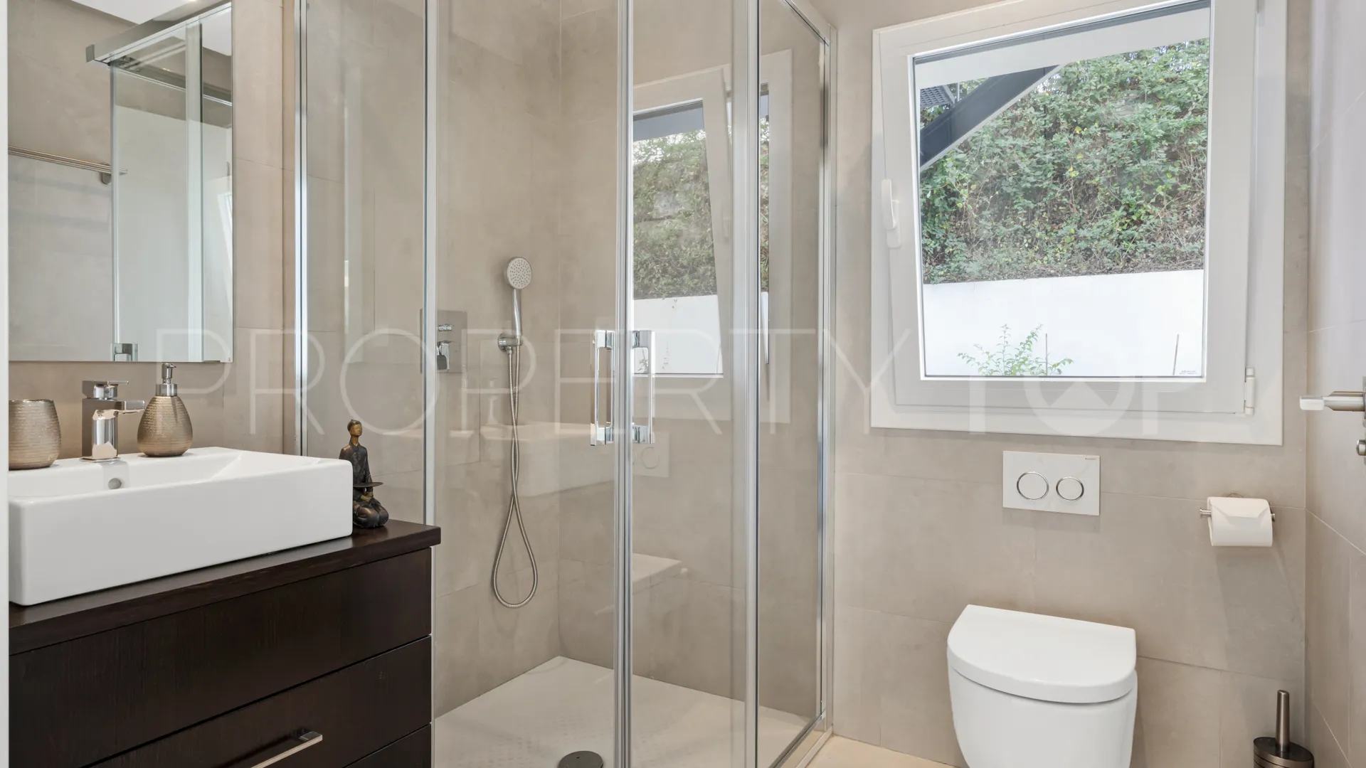 Buy La Quinta villa with 4 bedrooms
