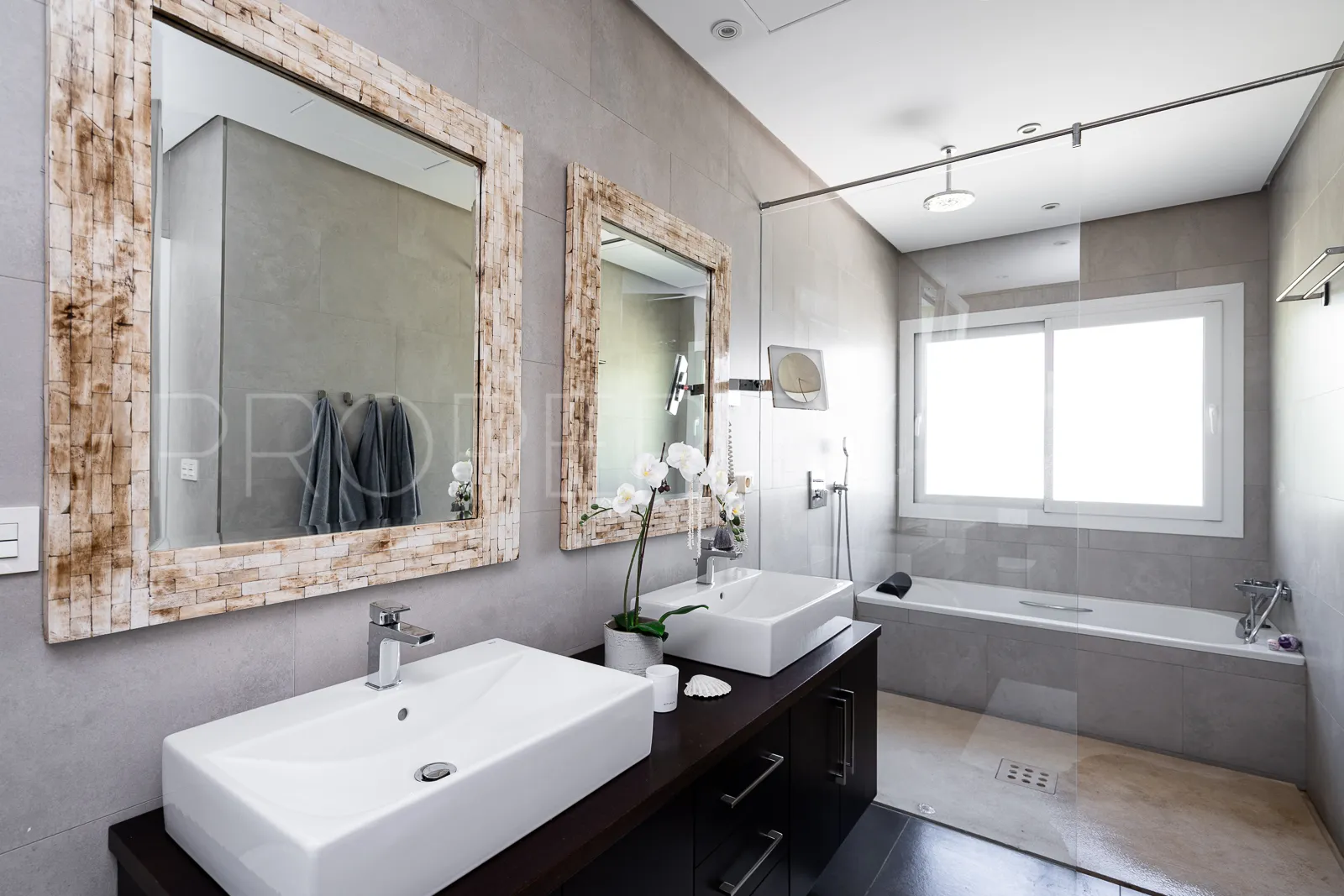 Buy La Quinta villa with 4 bedrooms