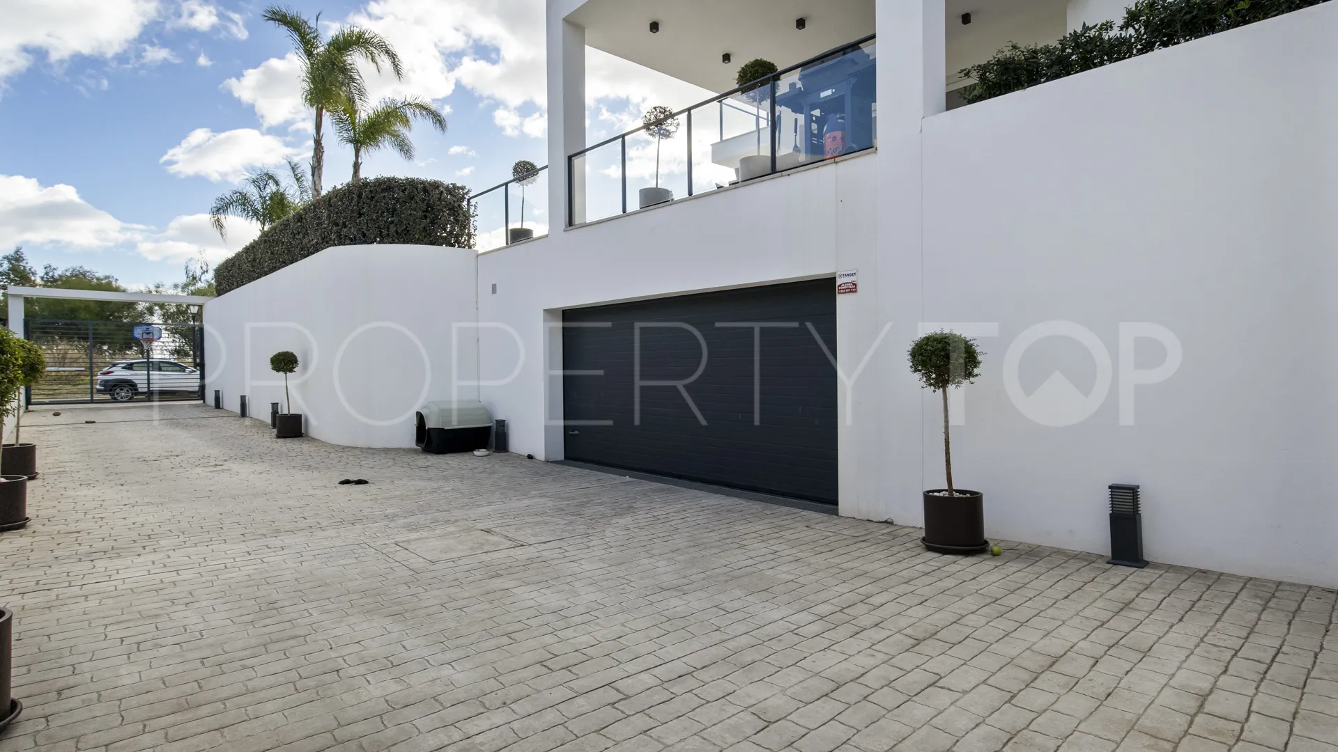 Buy La Quinta villa with 4 bedrooms