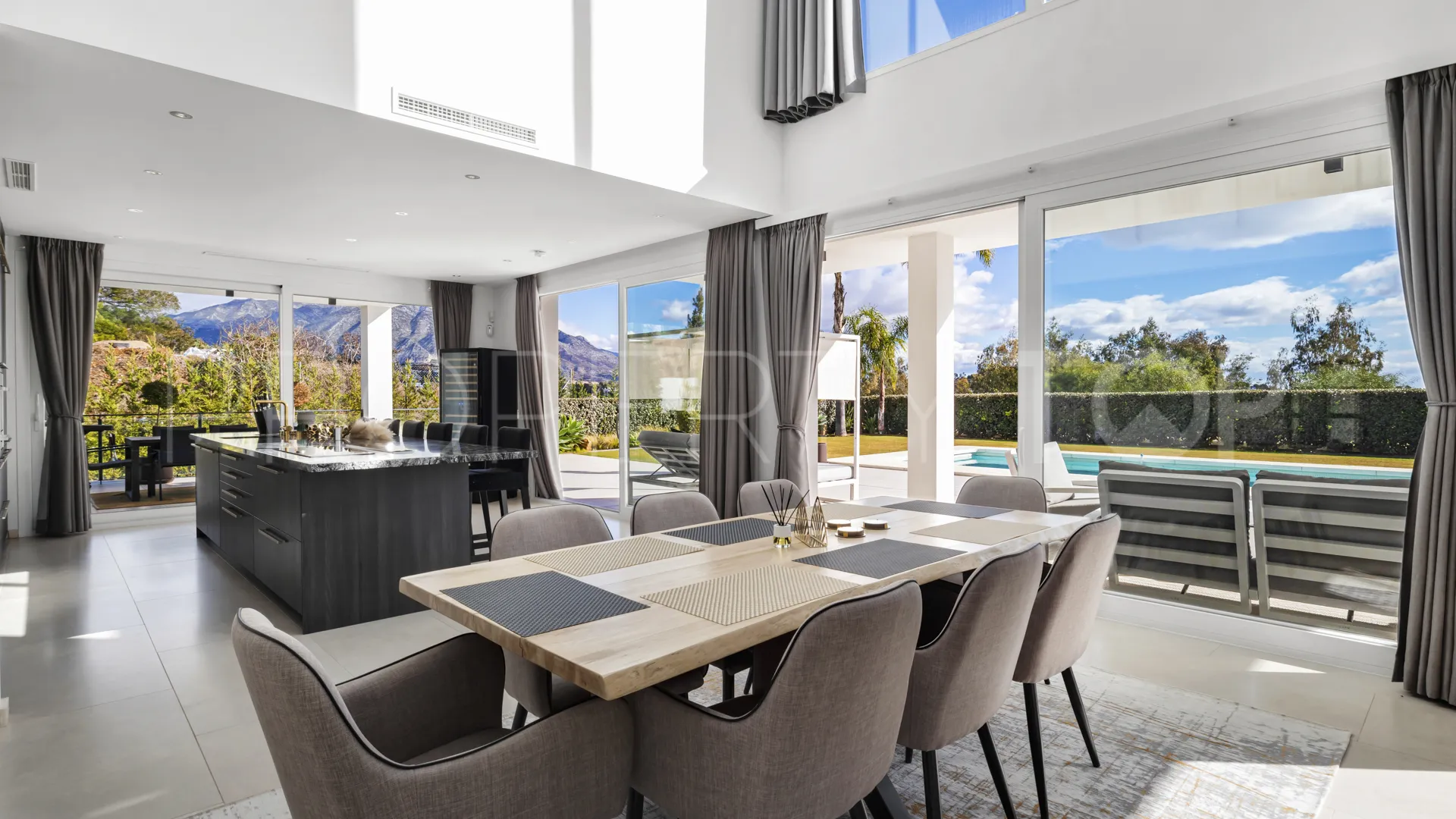 Buy La Quinta villa with 4 bedrooms