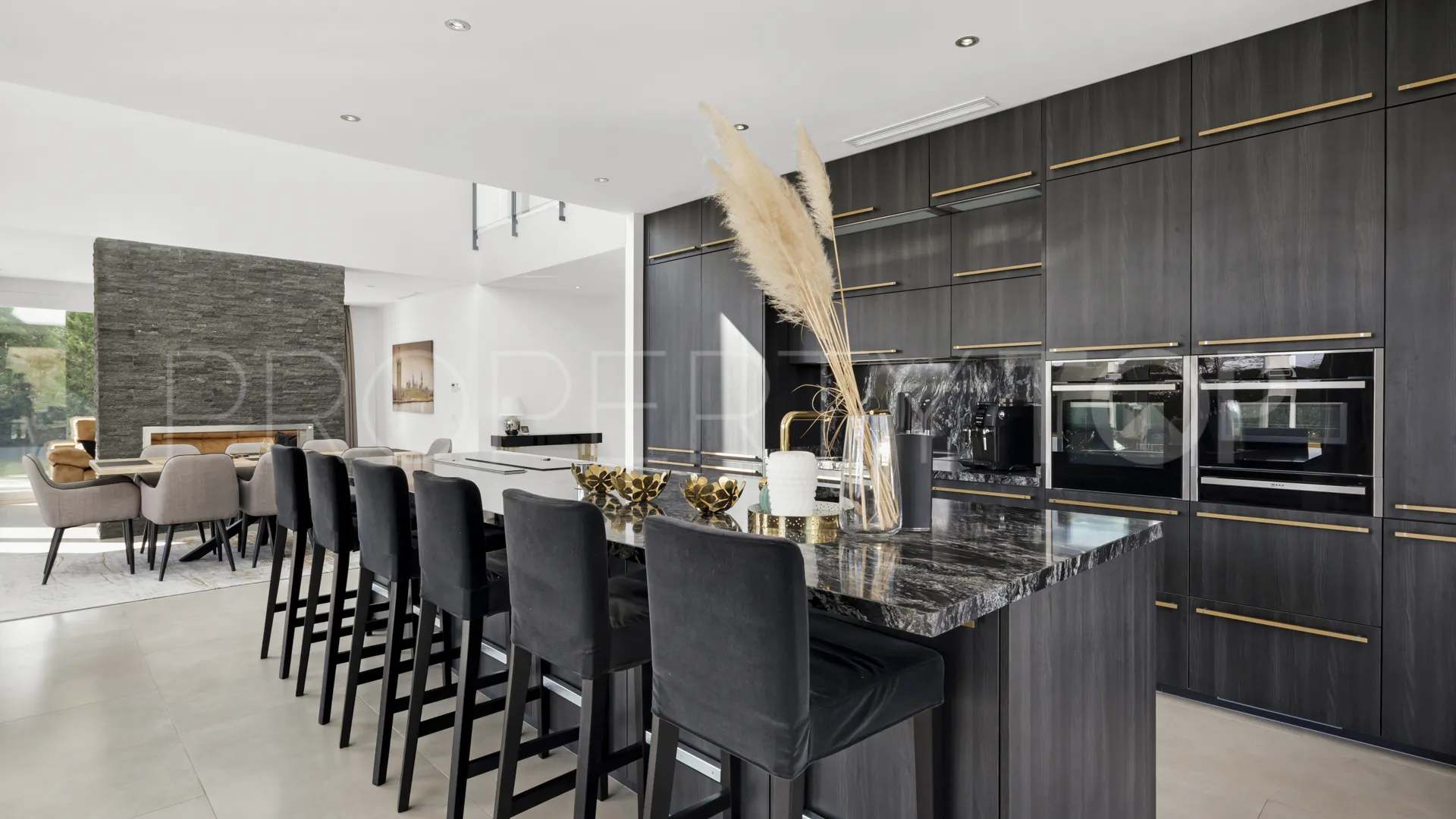 Buy La Quinta villa with 4 bedrooms
