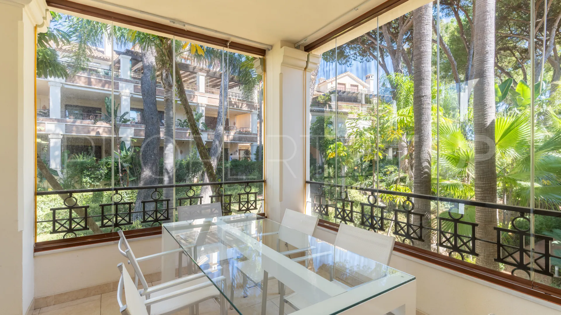 Buy apartment with 3 bedrooms in Los Monteros Playa