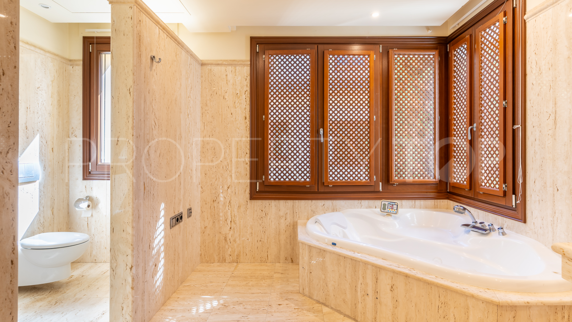 Buy apartment with 3 bedrooms in Los Monteros Playa