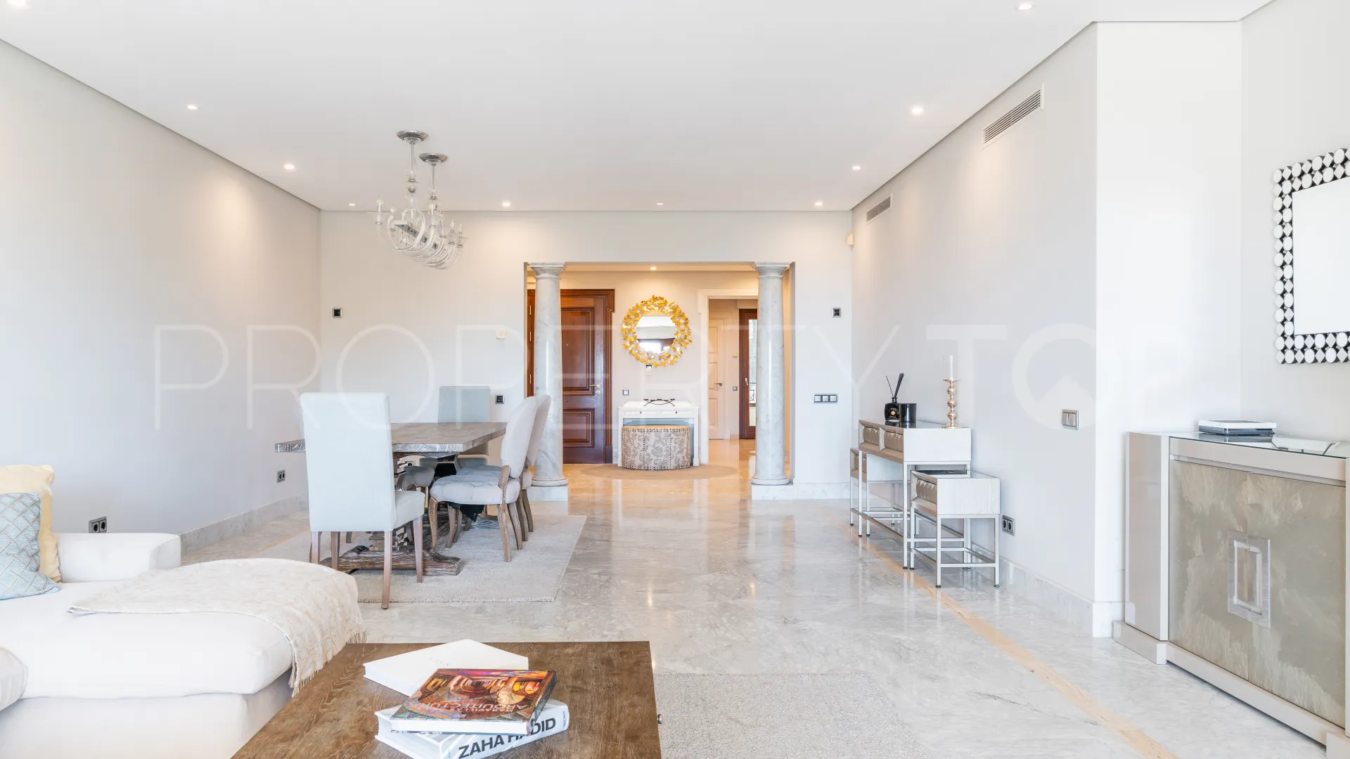 Buy apartment with 3 bedrooms in Los Monteros Playa