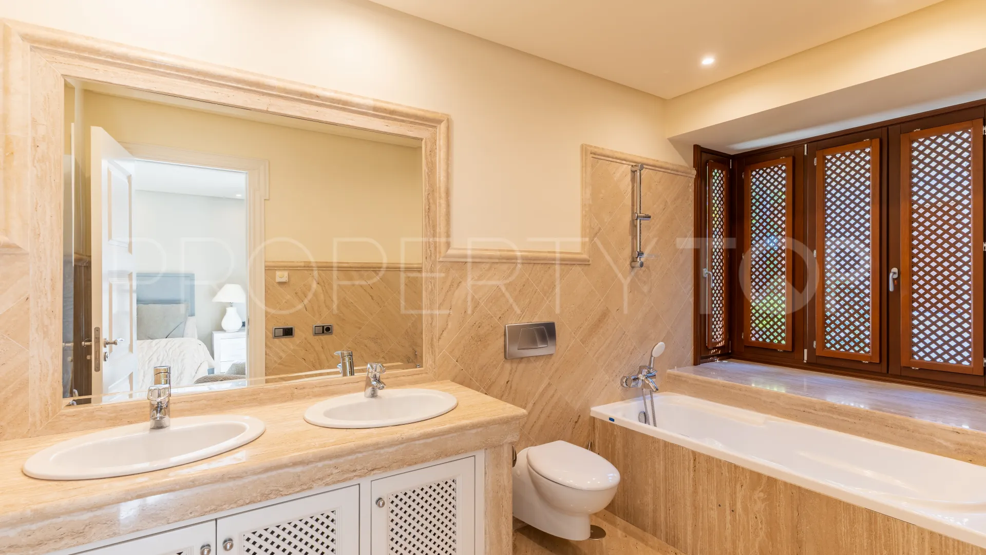 Buy apartment with 3 bedrooms in Los Monteros Playa