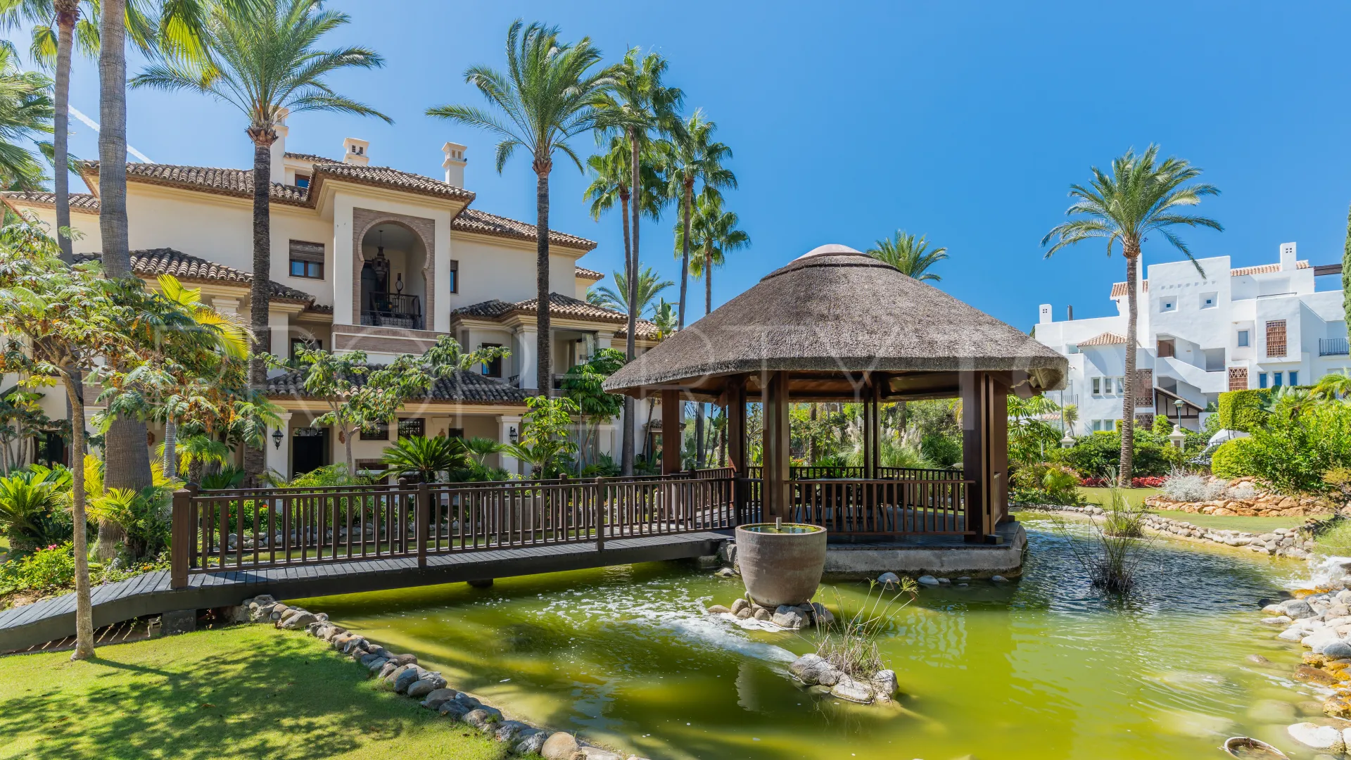 Buy apartment with 3 bedrooms in Los Monteros Playa