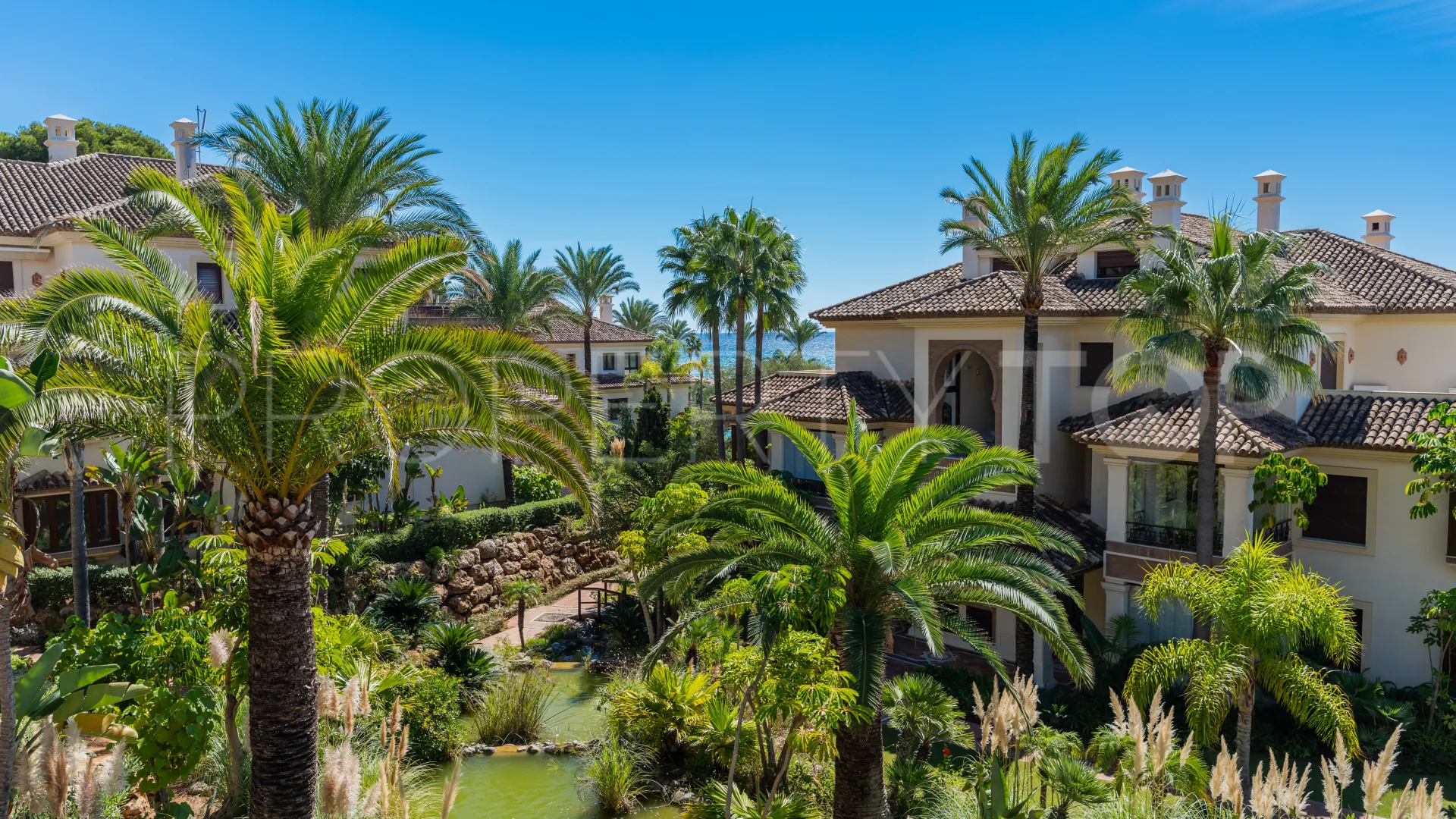 Buy apartment with 3 bedrooms in Los Monteros Playa