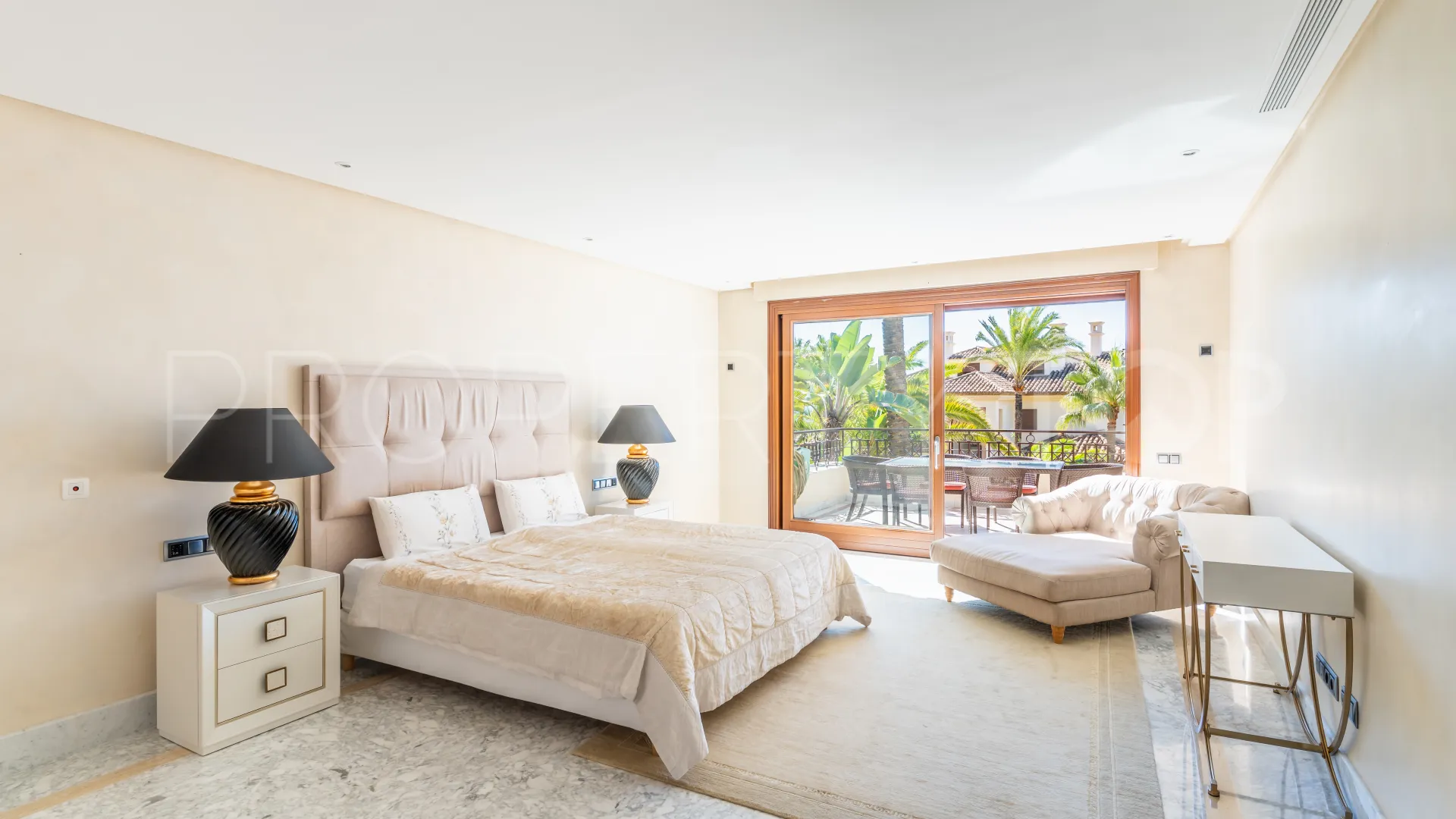 Buy apartment with 3 bedrooms in Los Monteros Playa