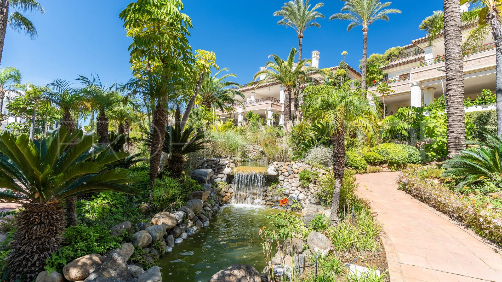 Buy apartment with 3 bedrooms in Los Monteros Playa
