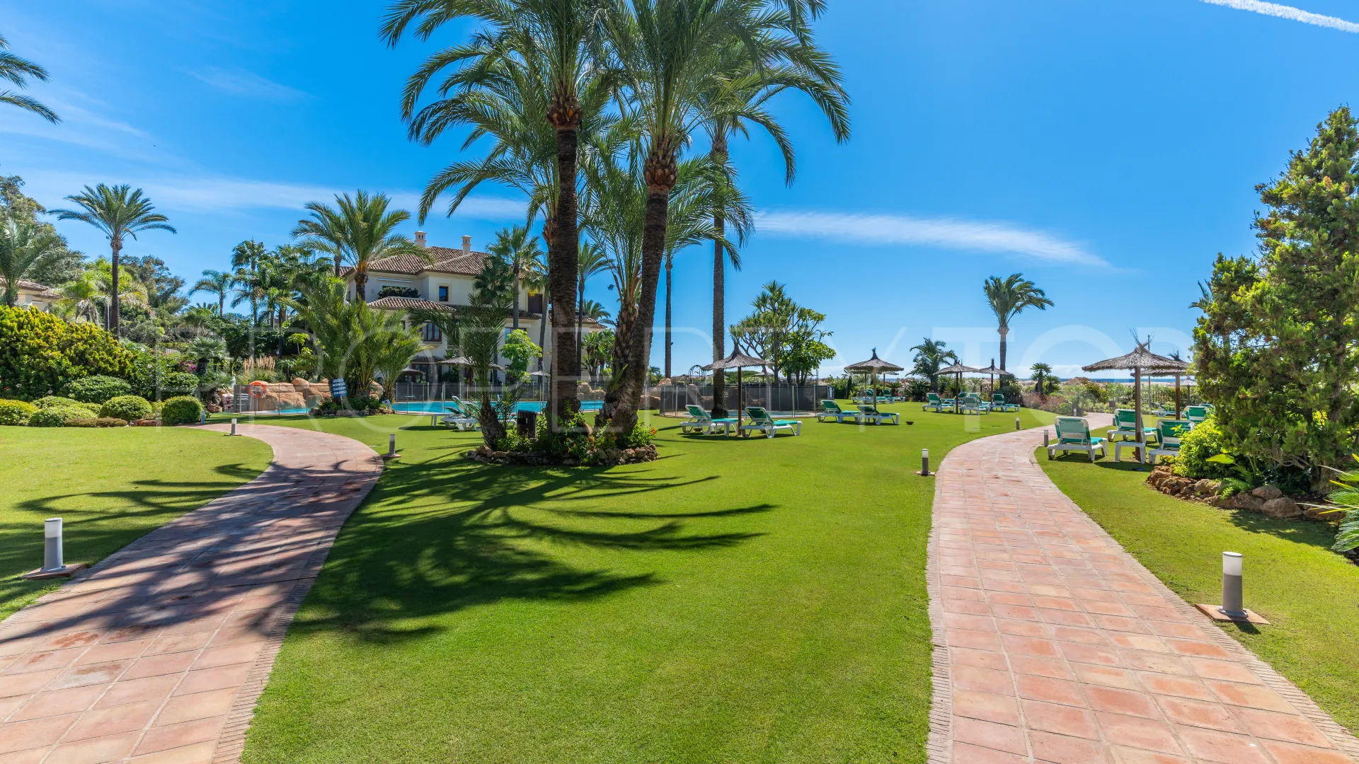Buy apartment with 3 bedrooms in Los Monteros Playa
