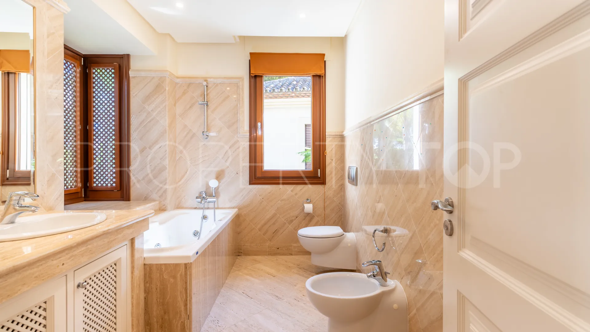 Buy apartment with 3 bedrooms in Los Monteros Playa