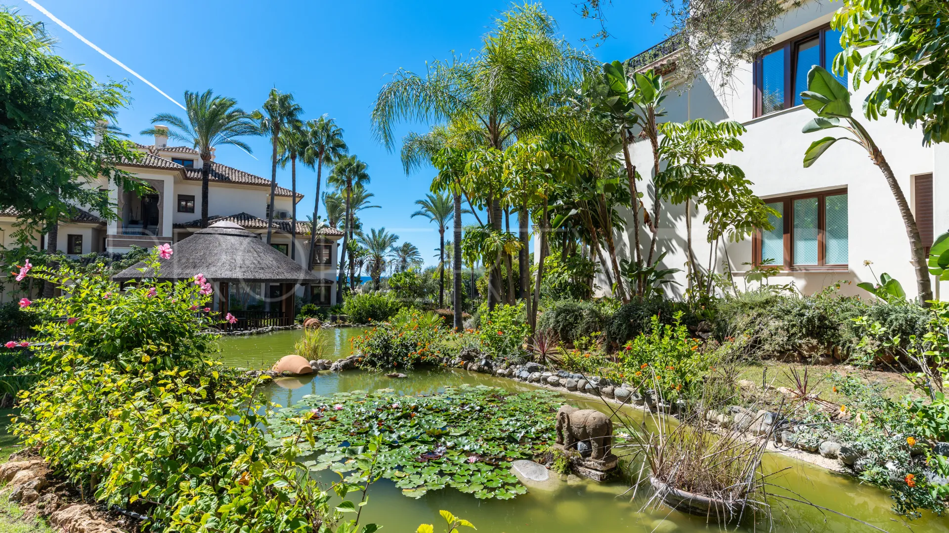 Buy apartment with 3 bedrooms in Los Monteros Playa