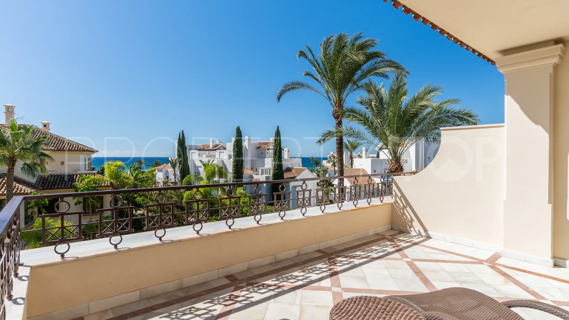 Buy apartment with 3 bedrooms in Los Monteros Playa