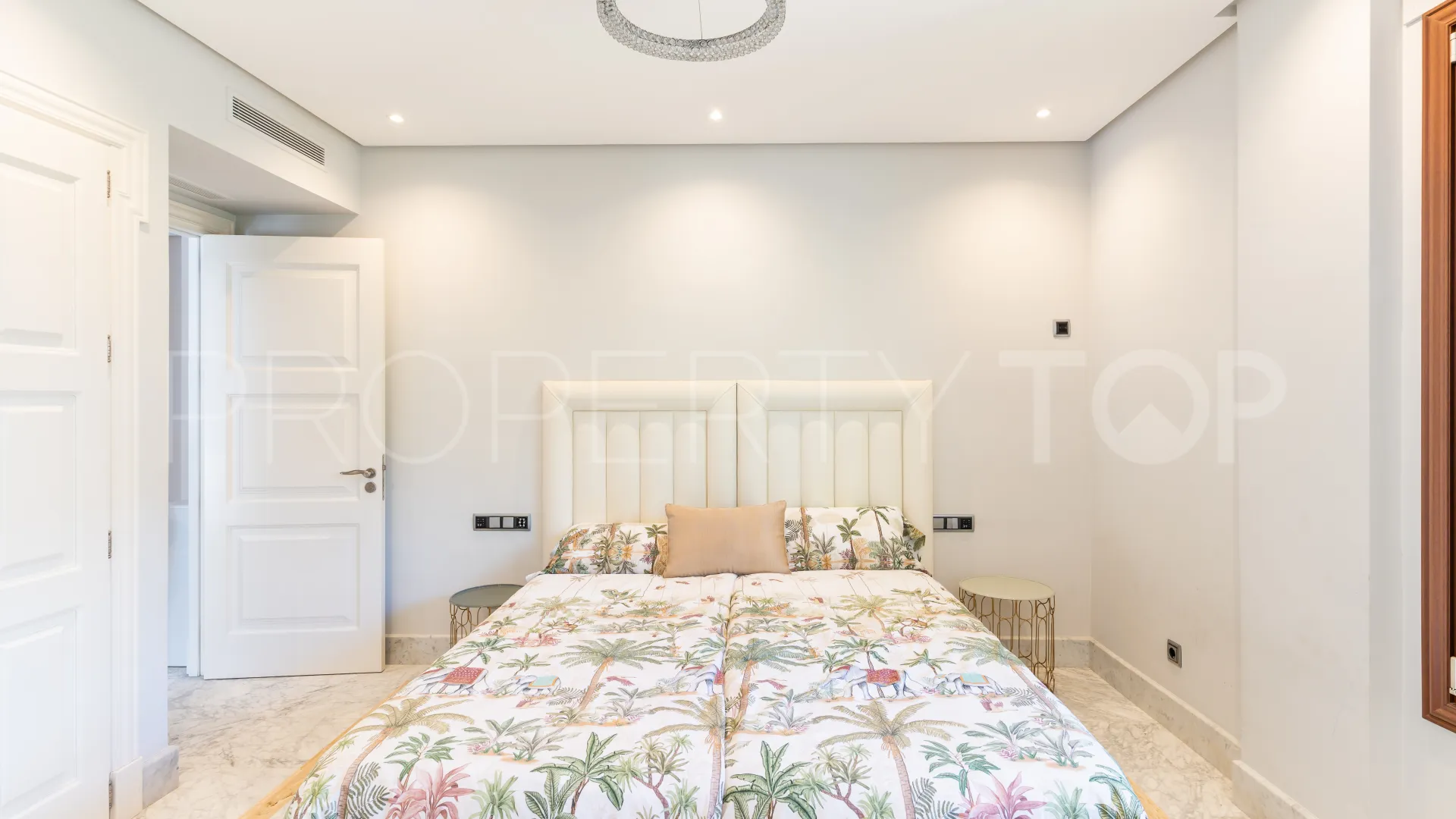 Buy apartment with 3 bedrooms in Los Monteros Playa