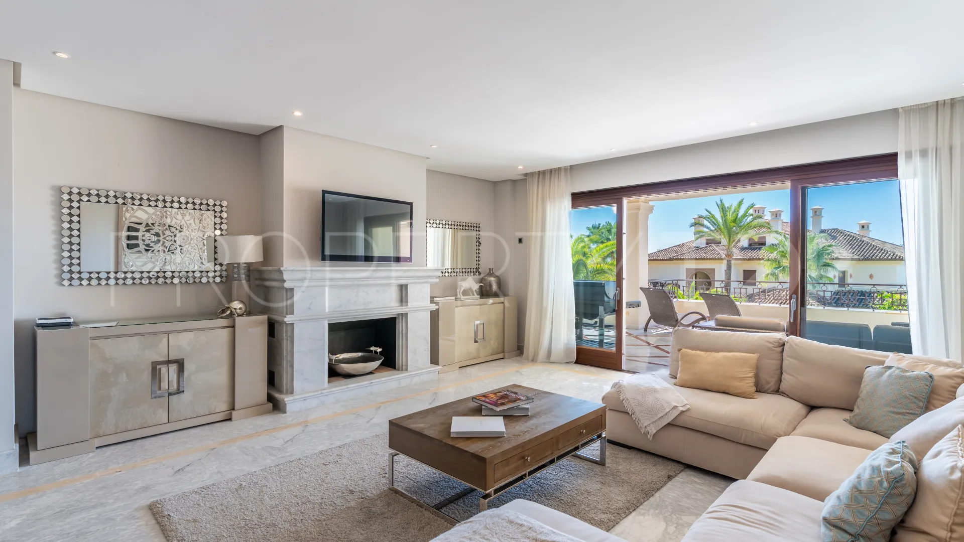 Buy apartment with 3 bedrooms in Los Monteros Playa