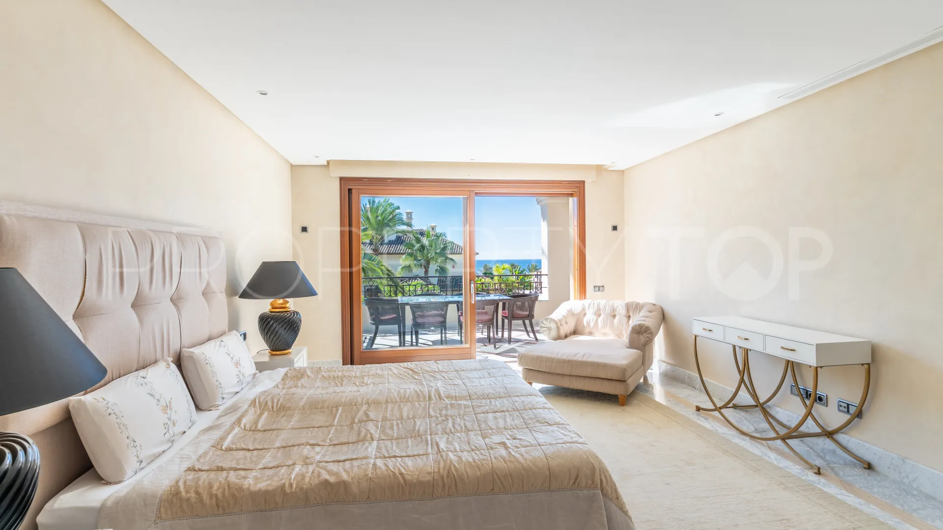Buy apartment with 3 bedrooms in Los Monteros Playa